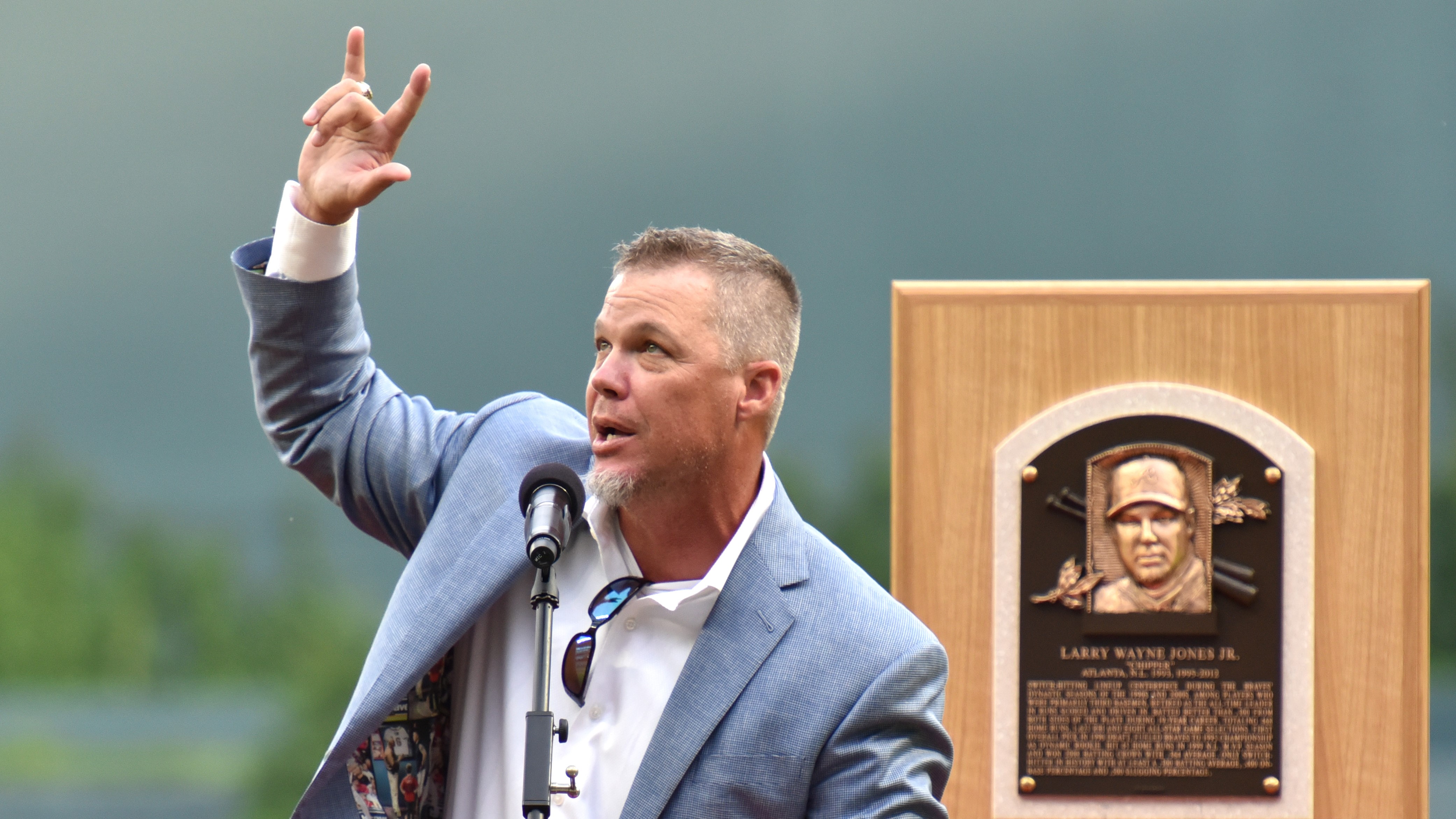 Chipper Jones sees Hall of Fame plaque for the first time 