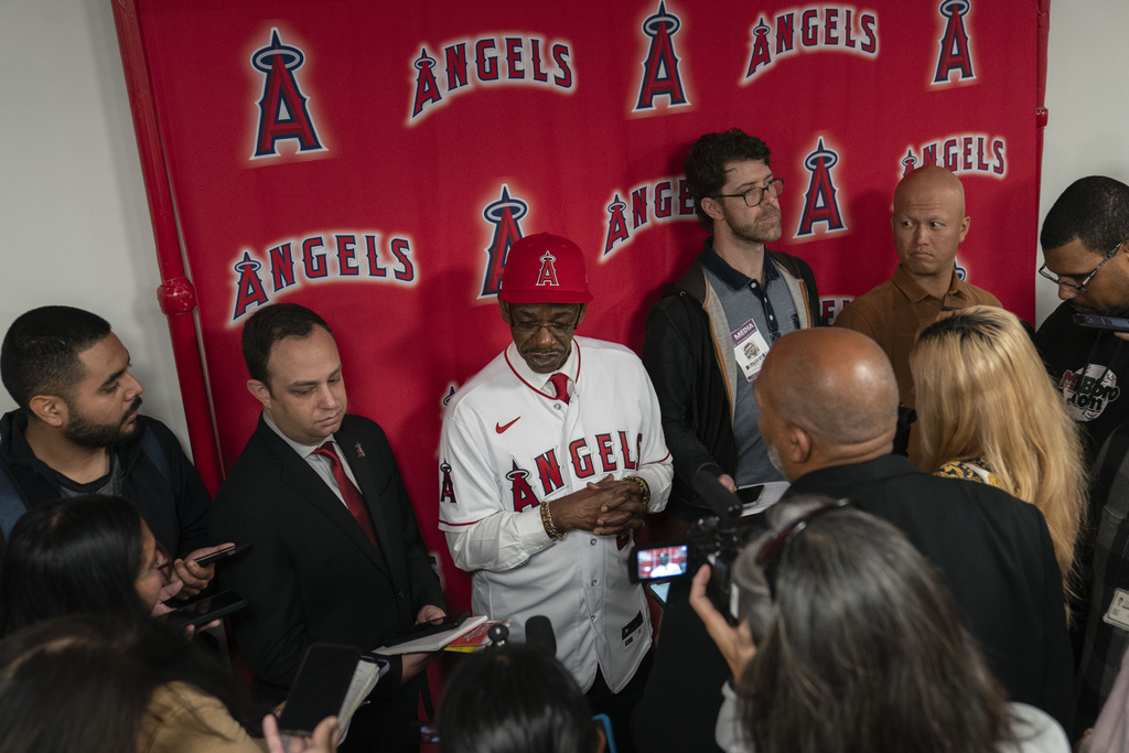 Photos: Ron Washington trades Braves gear for an Angels uniform