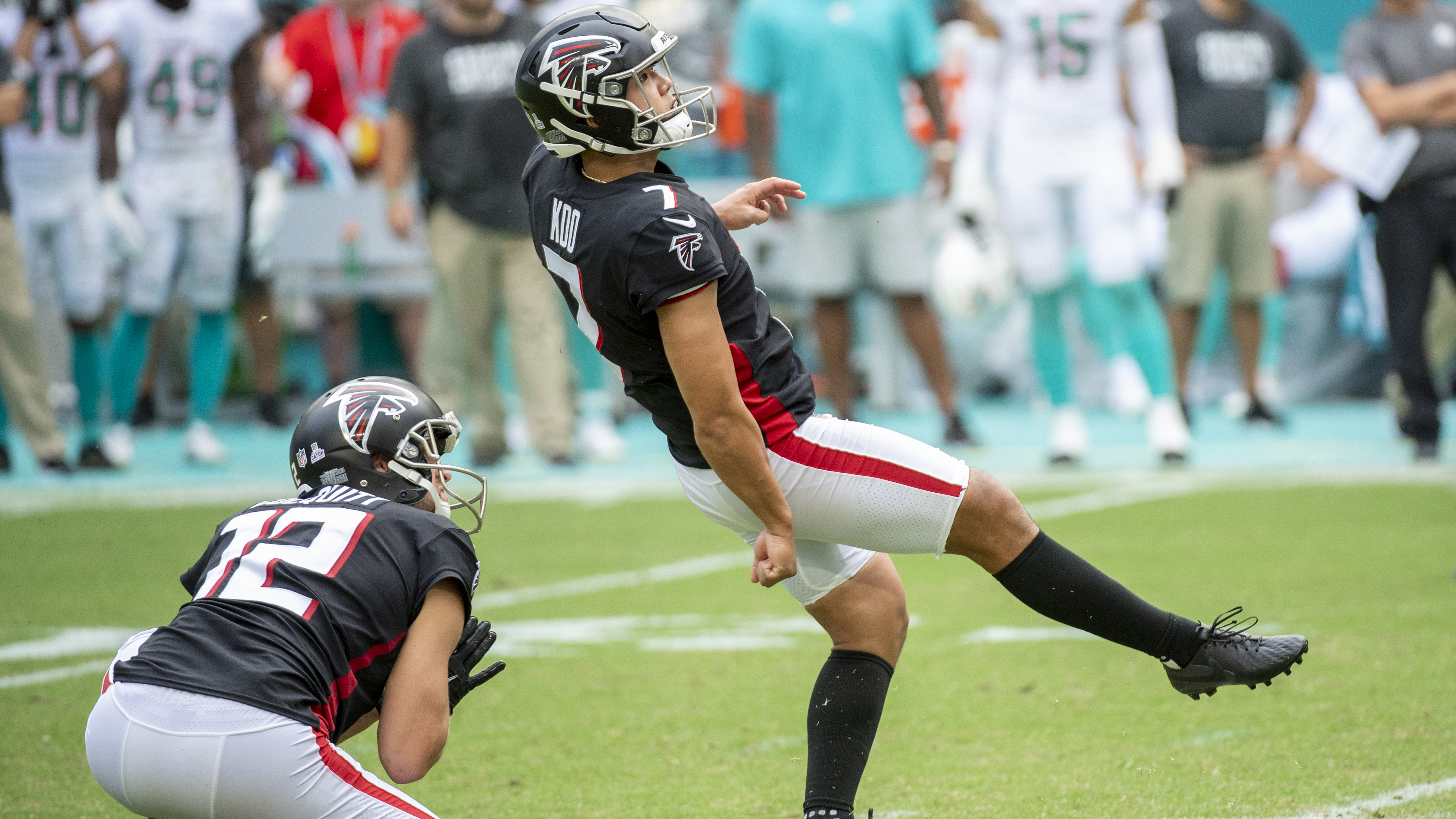 Oluokun's last-minute pick saves Falcons' win over Lions