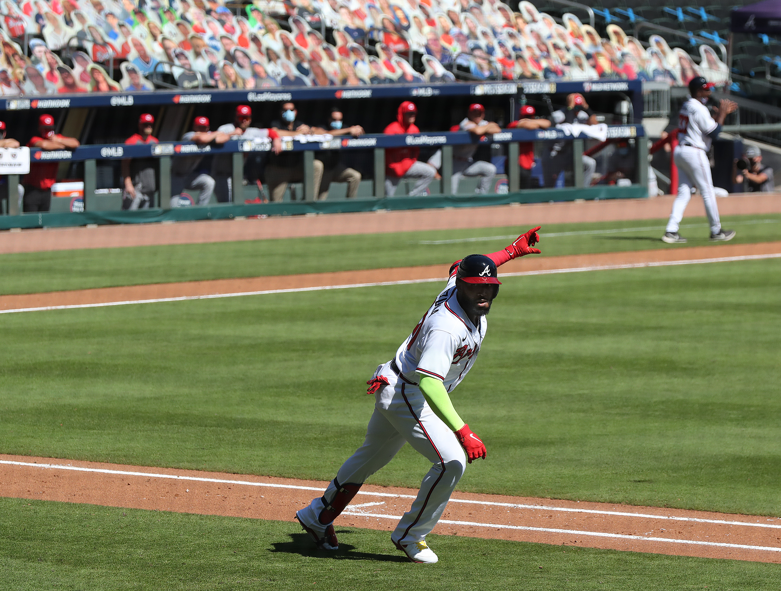 Selfie moment: Braves sweep Reds for first postseason series win since 2001  - The Athletic