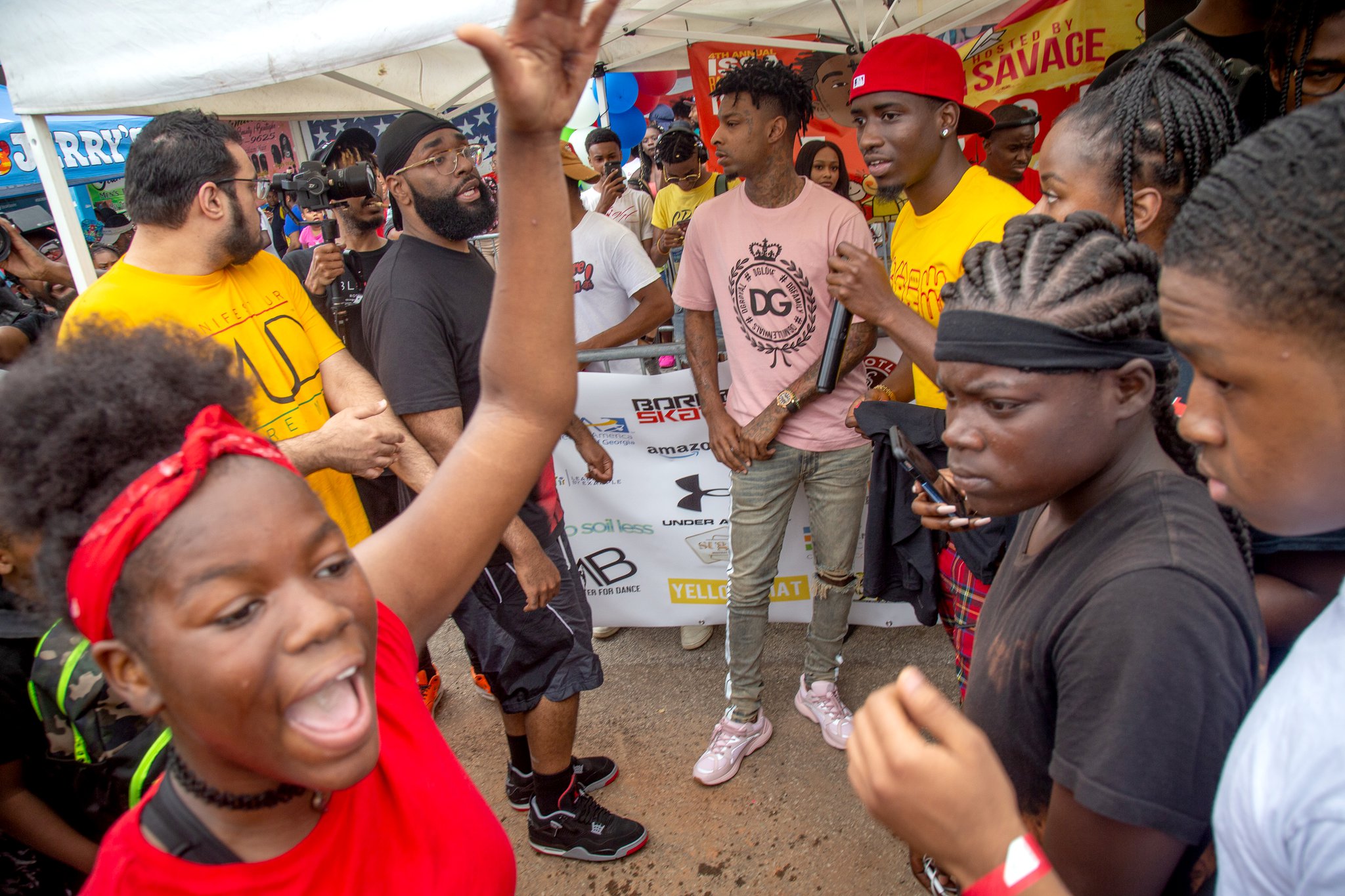 21 Savage Hosts “Issa Back To School Drive” In Hometown –