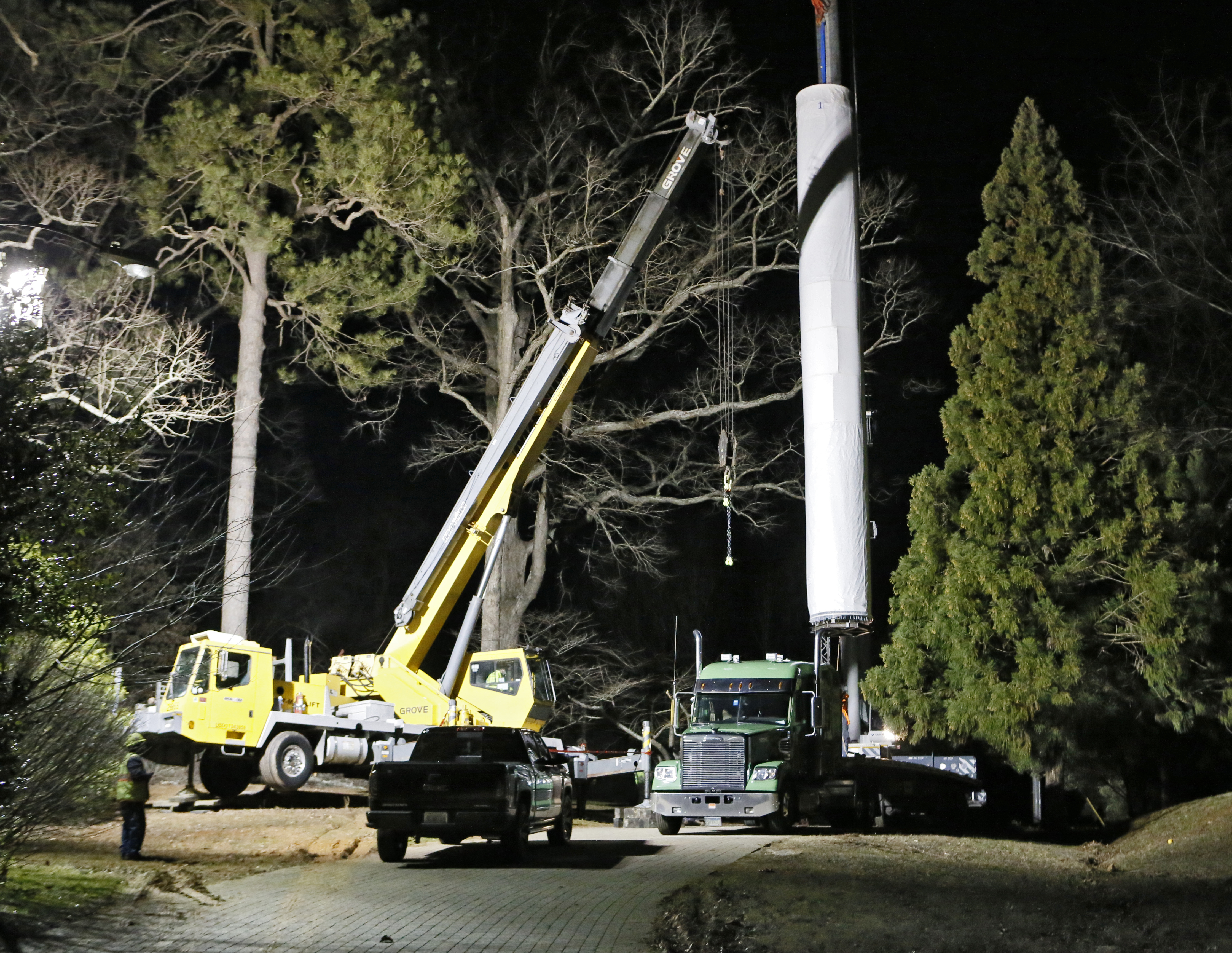Feb. 9, 2017 - Atlanta - A crane lowers a portion of the Cyclorama painting onto a flatbed truck. "The Battle of Atlanta" is moving to the Atlanta History Center. Half of the Cyclorama painting was lifted out of a hole in the roof of the Cyclorama Thursday evening around 7:45 p.m. The second half of the painting will lifted out on Friday morning and both will be trucked up to the Atlanta History Center. BOB ANDRES / BANDRES@AJC.COM