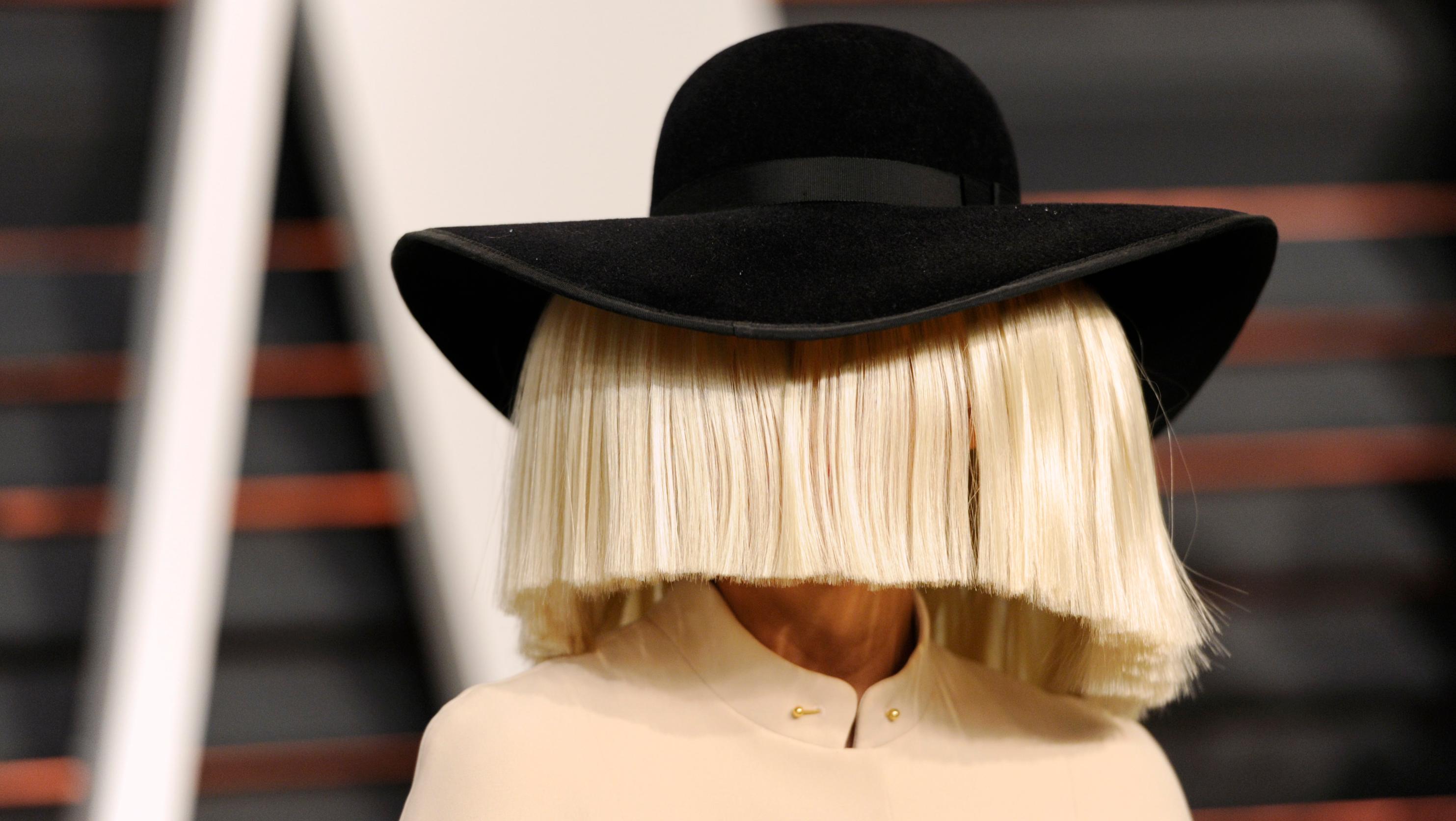 Sia Reveals Her Face After Wind Blows Her Wig