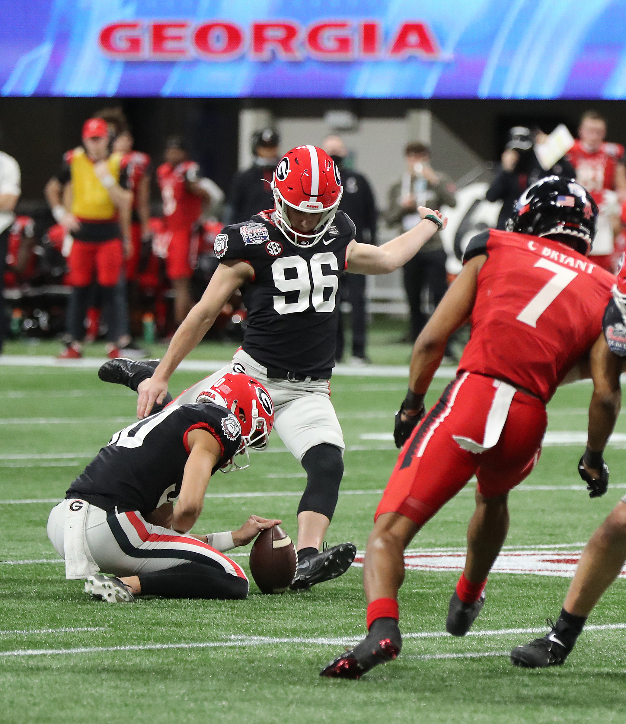 Georgia pulls out last-second 24-21 win over Cincinnati in Peach