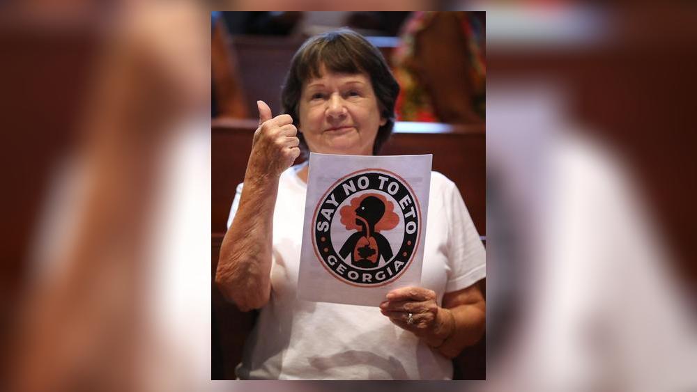 Carolyn Garing, of Covington, gives the thumbs up sign during the town hall meeting on ethylene oxide gas from the nearby Becton Dickinson plant. Curtis Compton/ccompton@ajc.com