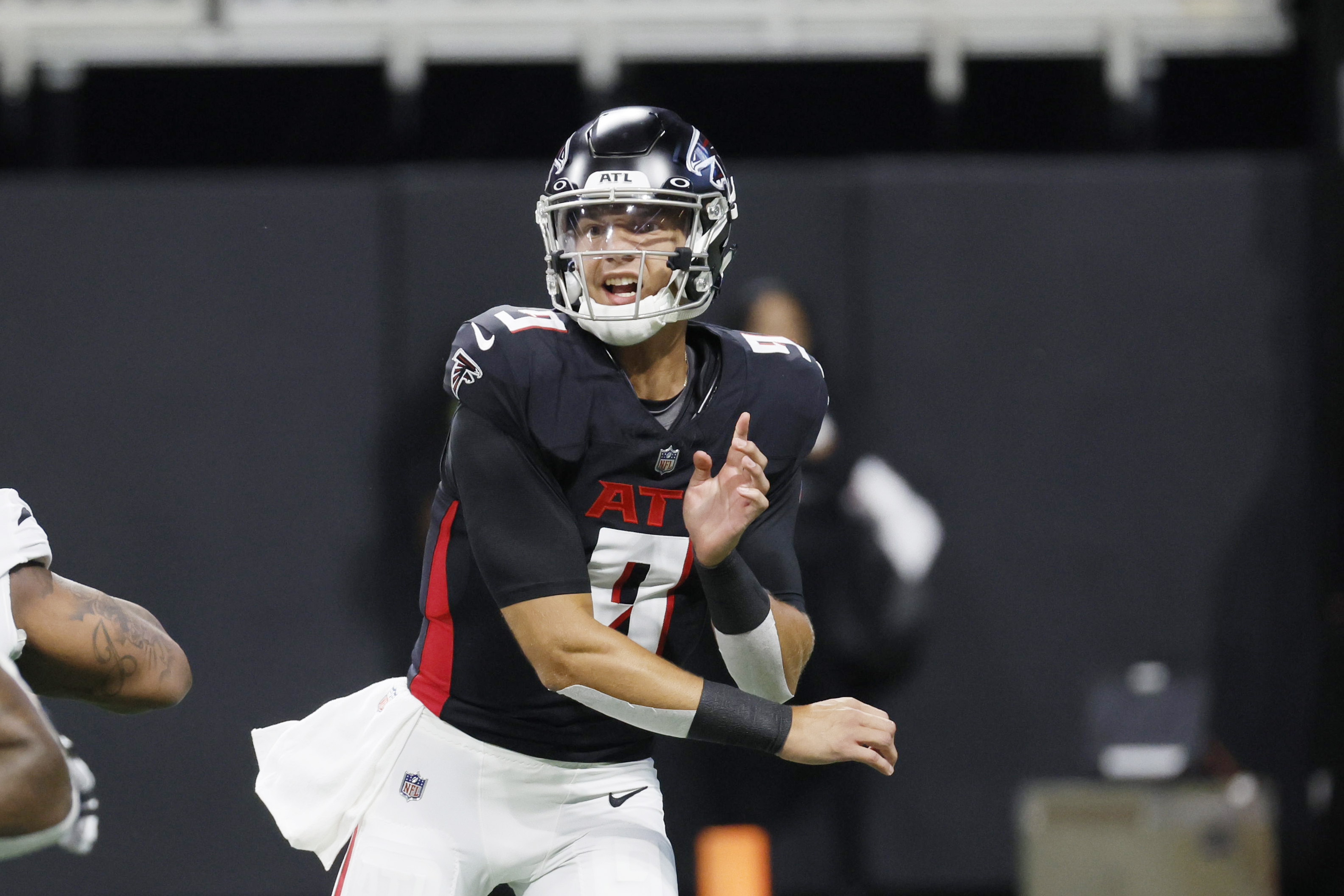 In NFL season opener, Eagles stop Falcons, Matt Ryan, 18-12