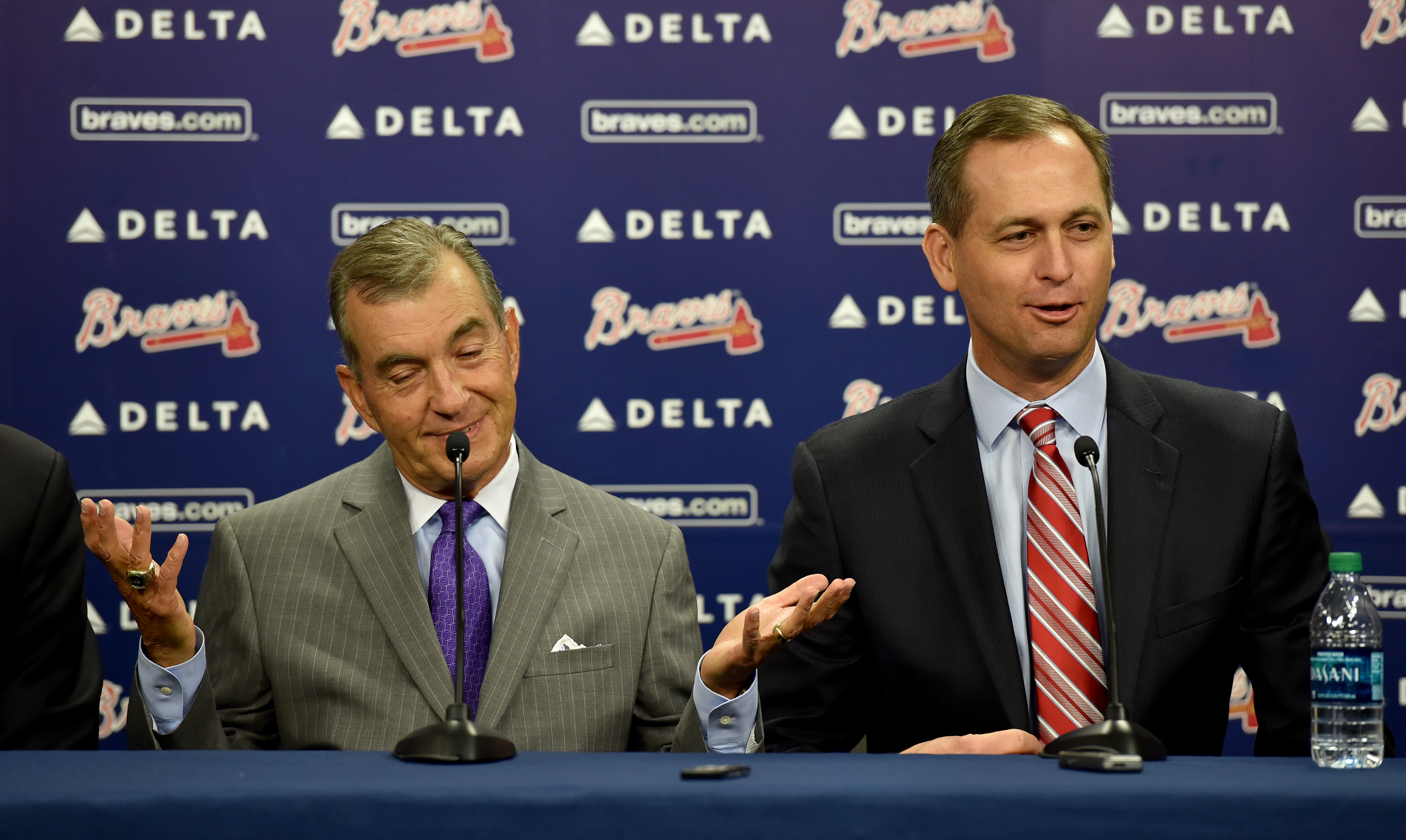 Atlanta Braves - Braves president John Schuerholz displays his