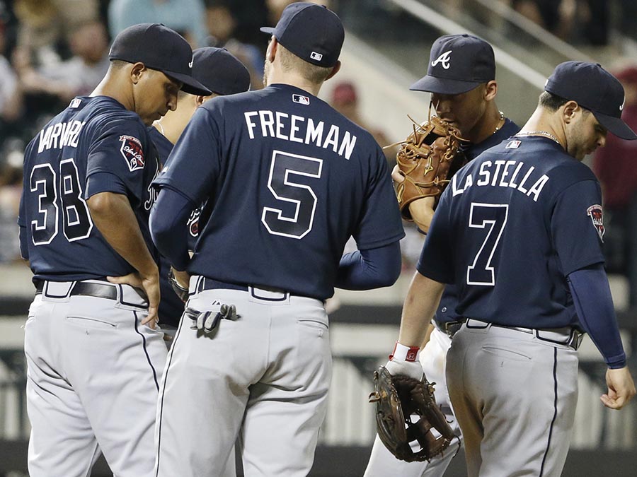 Video: Andrelton Simmons protects the Braves' late lead with an