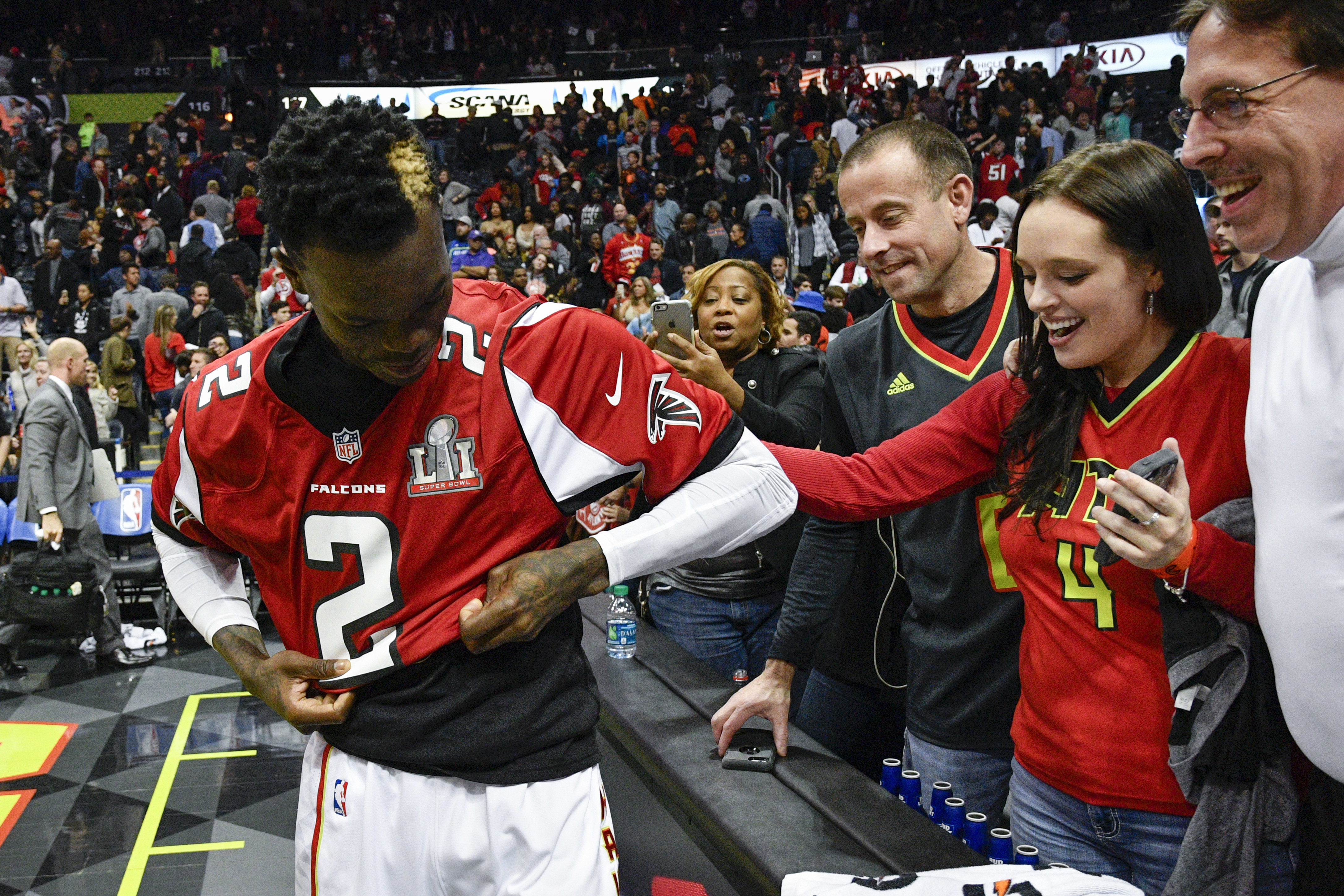 Photos: Hawks' Schroder dons Matt Ryan jersey after game