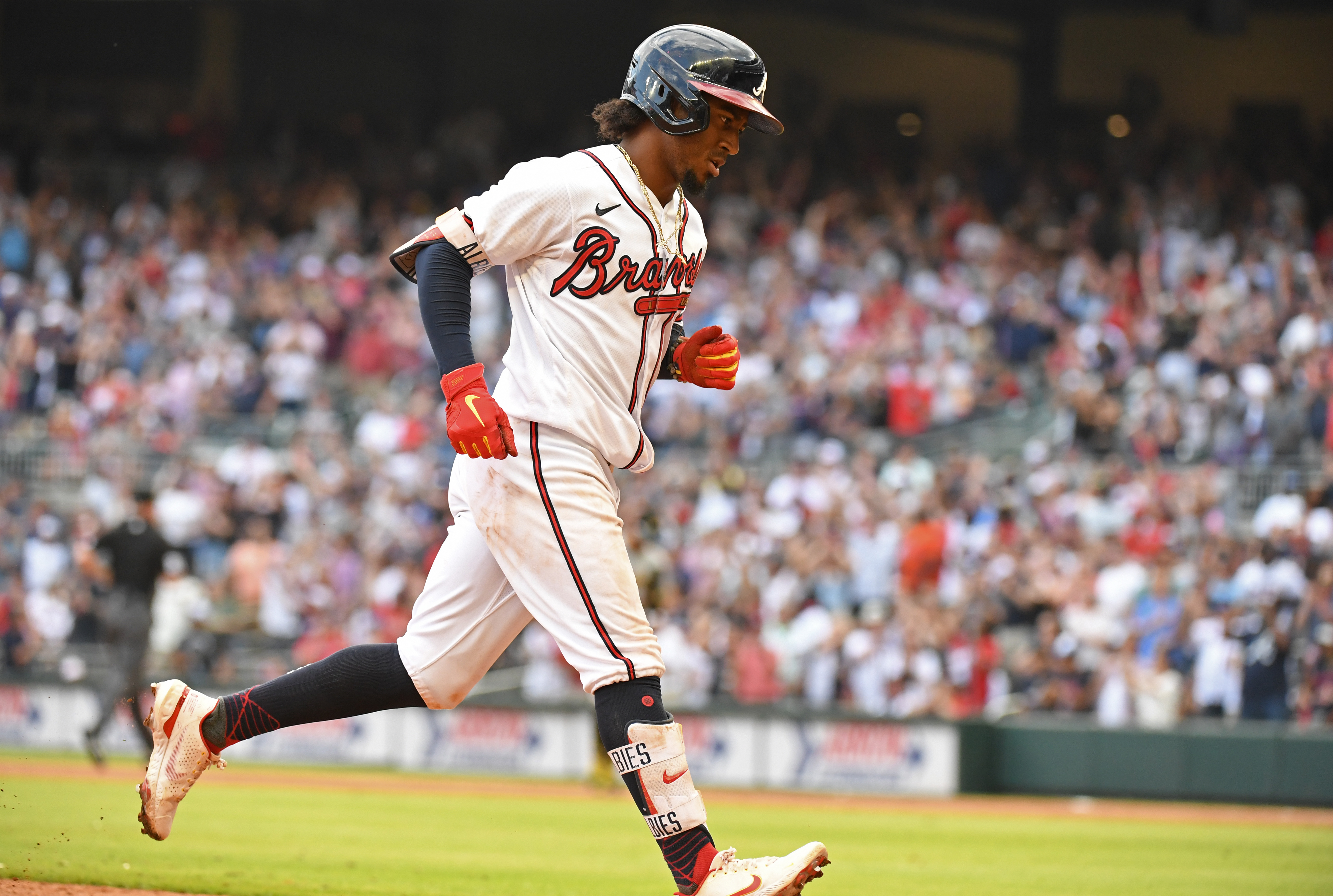 Ozzie Albies undergoes successful surgery for left foot fracture