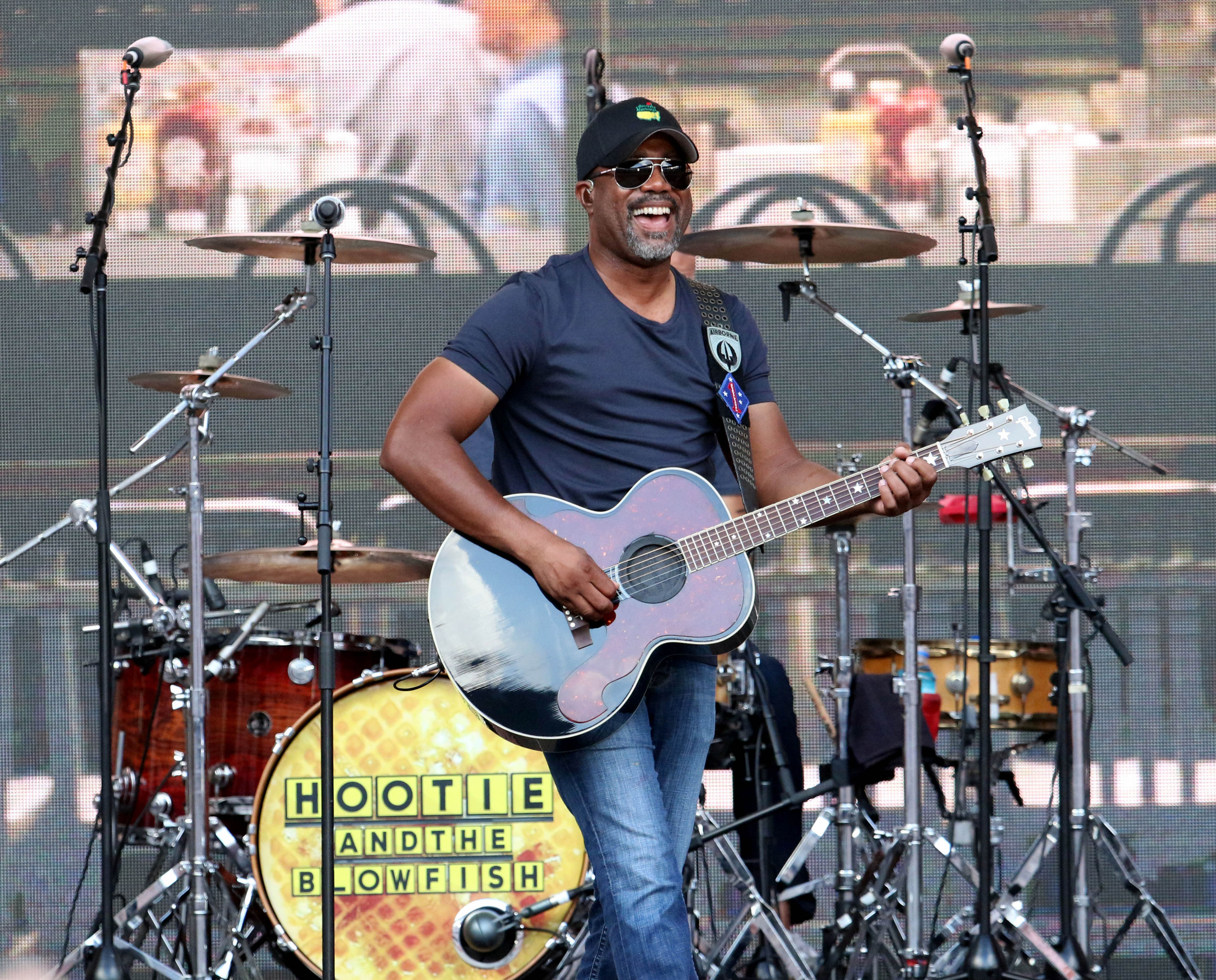 Hootie & the Blowfish Atlanta concert had Waffle House backdrop