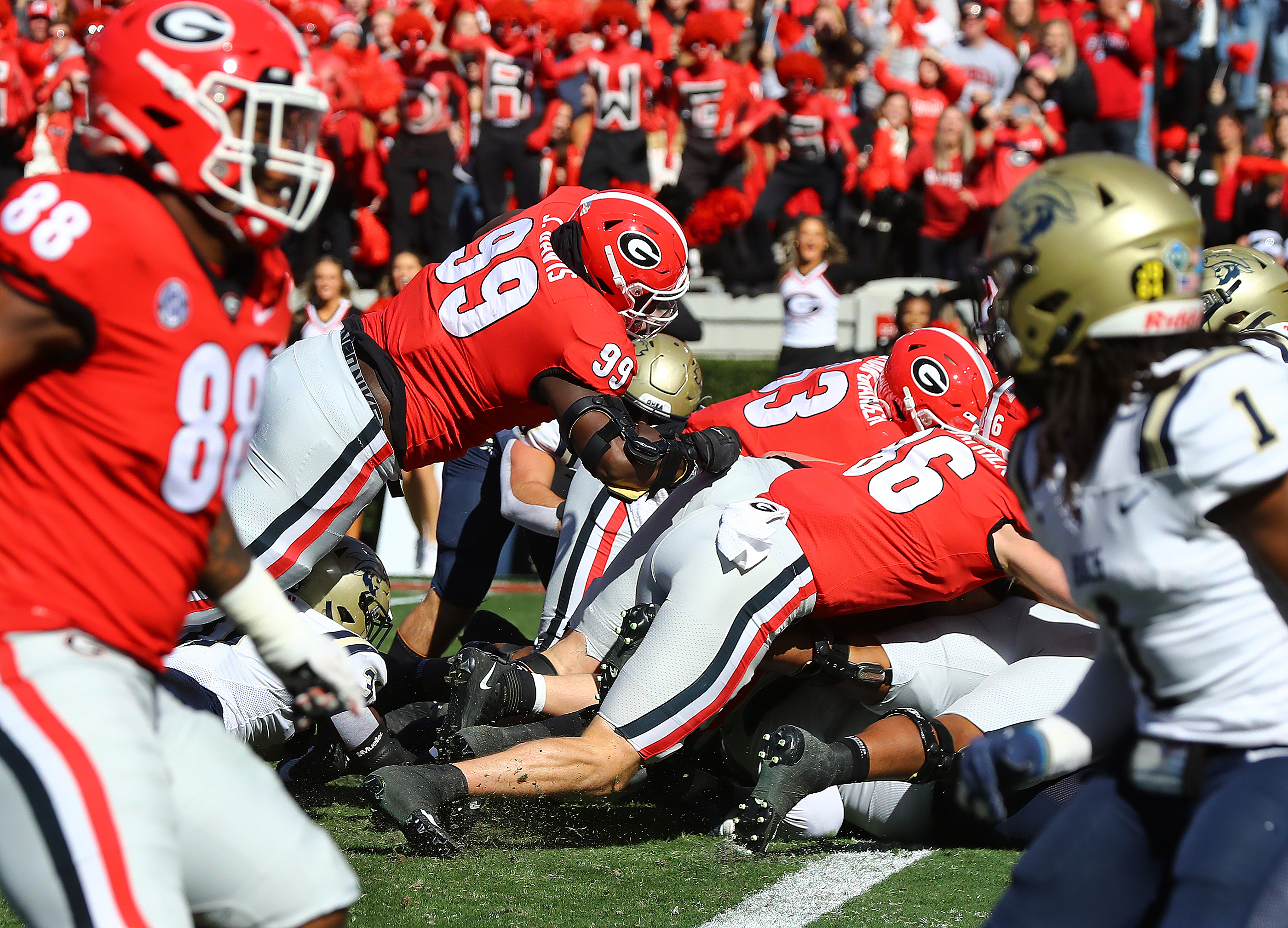 Georgia DL Jordan Davis scores a touchdown vs Charleston Southern 