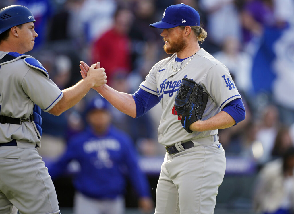 Ex-Detroit Tiger José Iglesias consoled by Dodgers' Freddie Freeman after  death of his father 