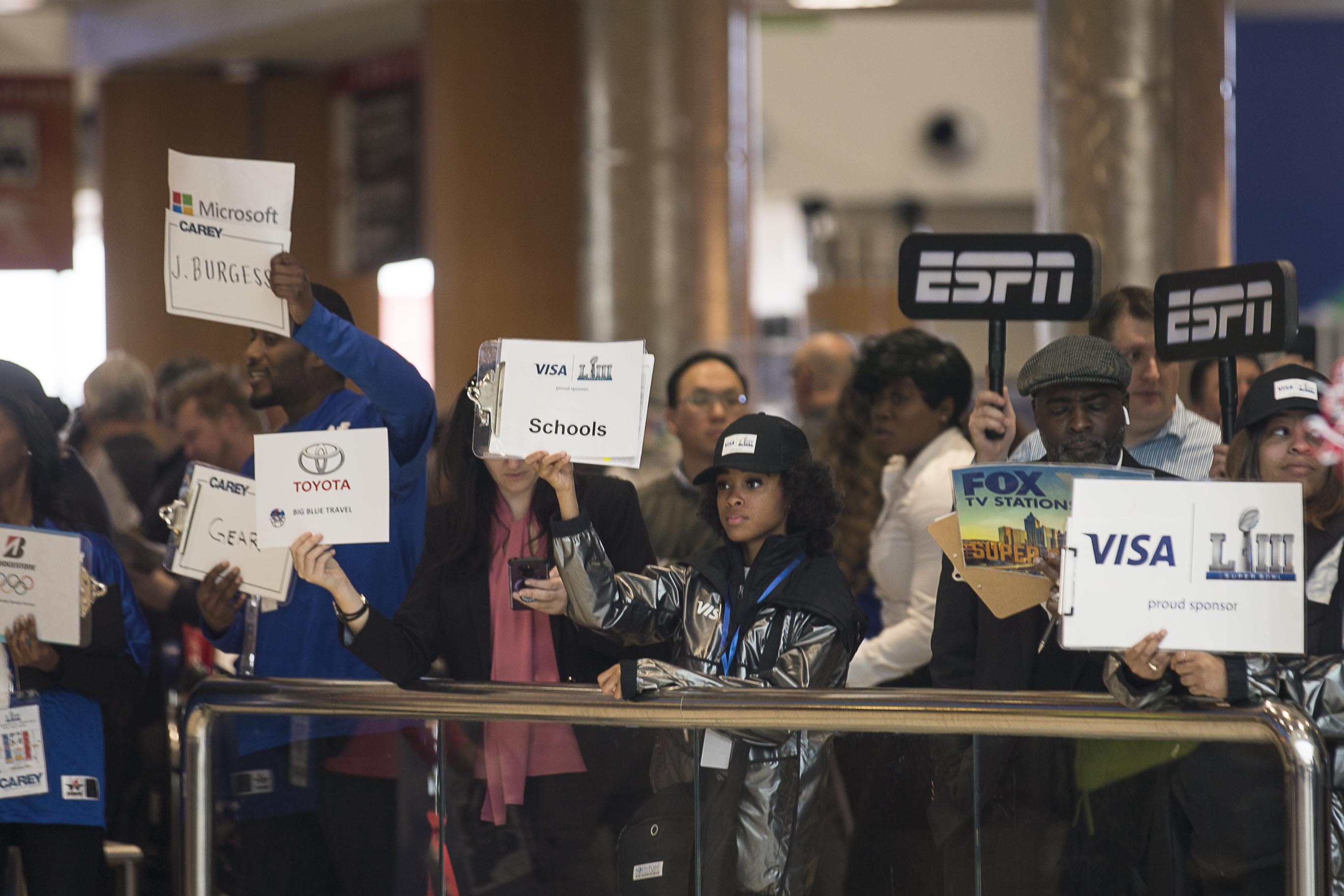 People picking up passengers from different companies line the domestic terminal at Hartsfield Jackson Airport in Atlanta, Friday, Feb. 1, 2019. (ALYSSA POINTER/ALYSSA.POINTER@AJC.COM)
