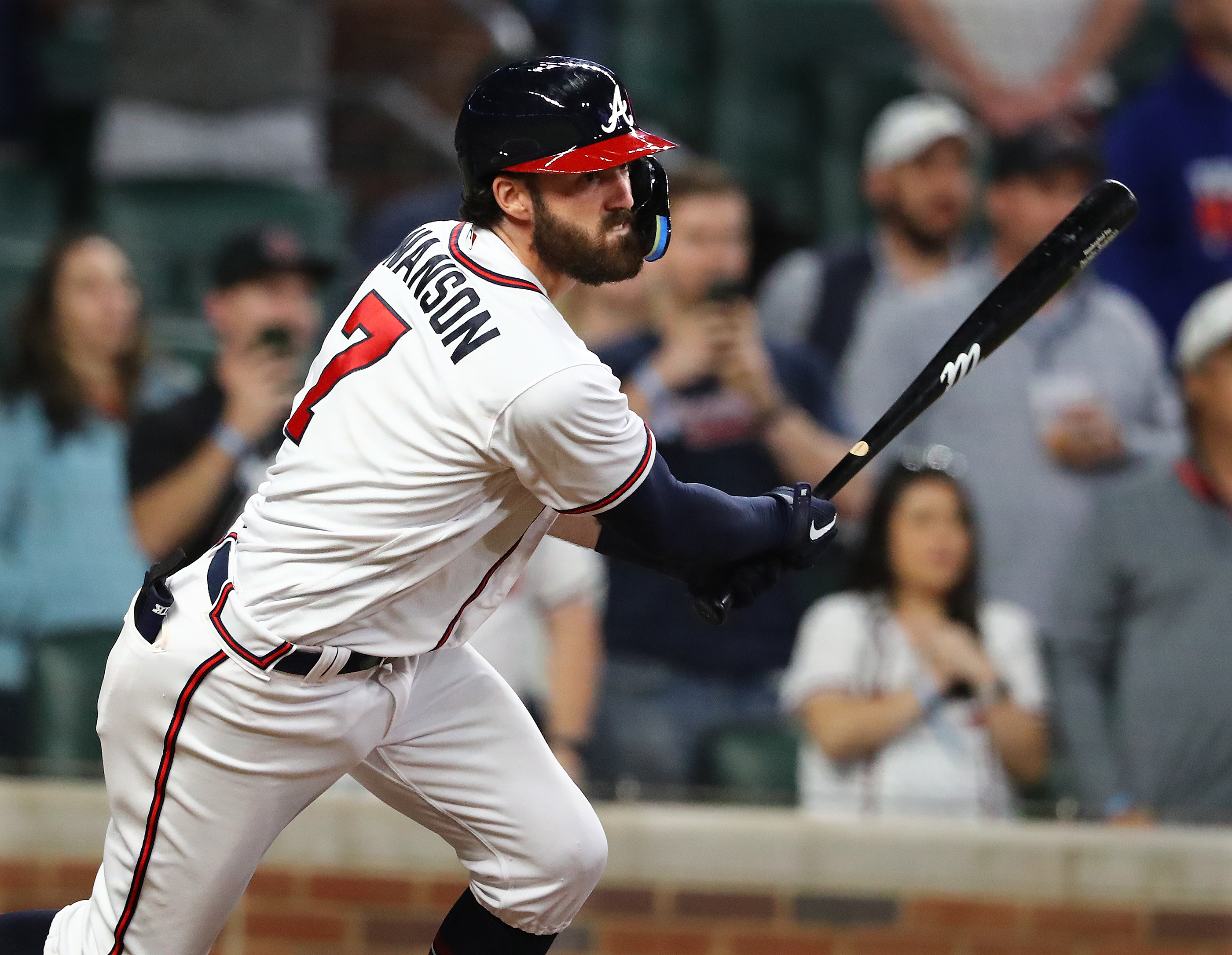 042722 Atlanta: Atlanta Braves shortstop Dansby Swanson hits a 2-RBI single to tie the game 3-3 with the Chicago Cubs during the 8th inning in a MLB baseball game on Wednesday, April 27, 2022, in Atlanta. The Braves lost to the Cubs 6-3. “Curtis Compton / Curtis.Compton@ajc.com”