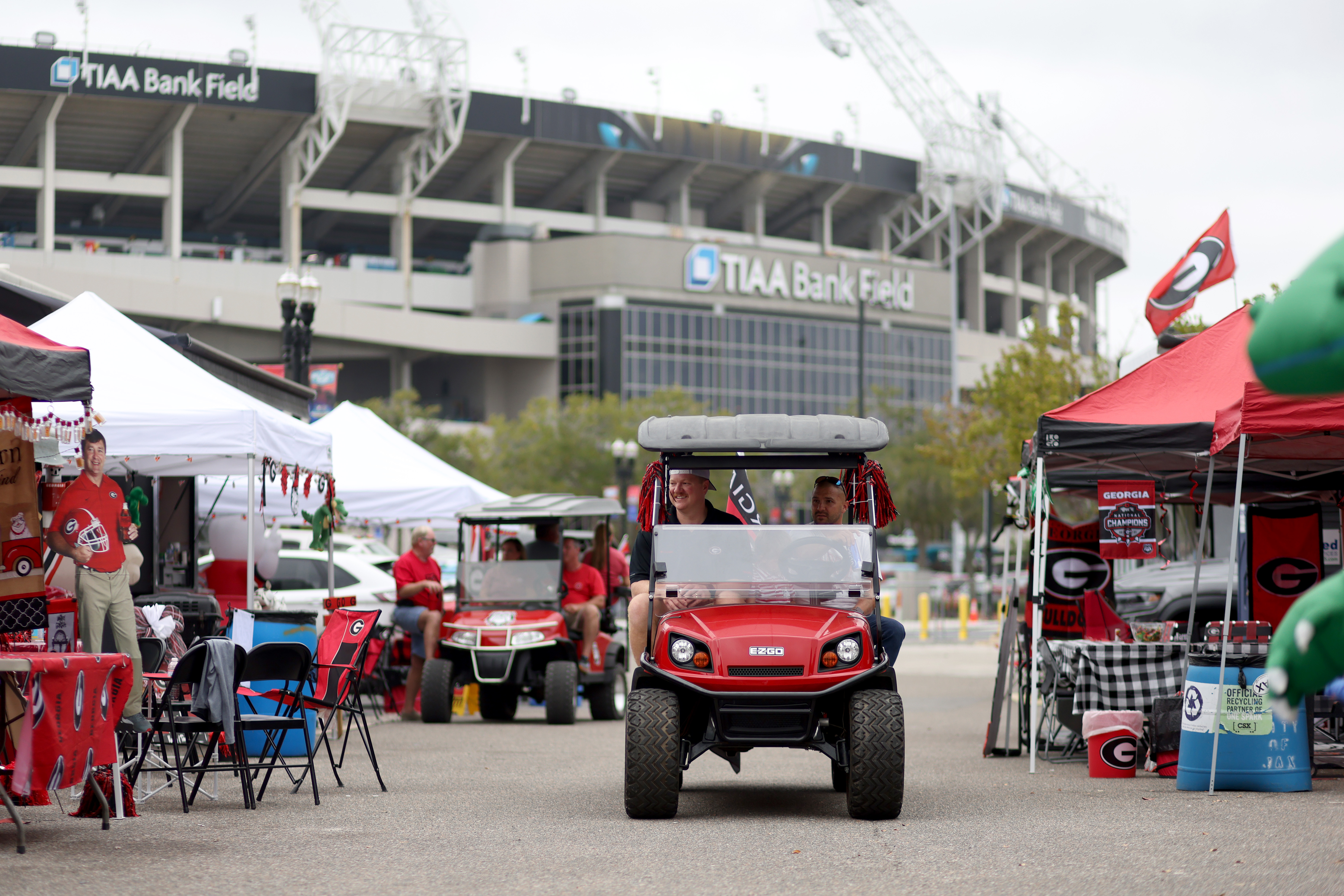 Antisemitic message referencing Kanye West displayed outside Florida v.  Georgia football game - ABC News