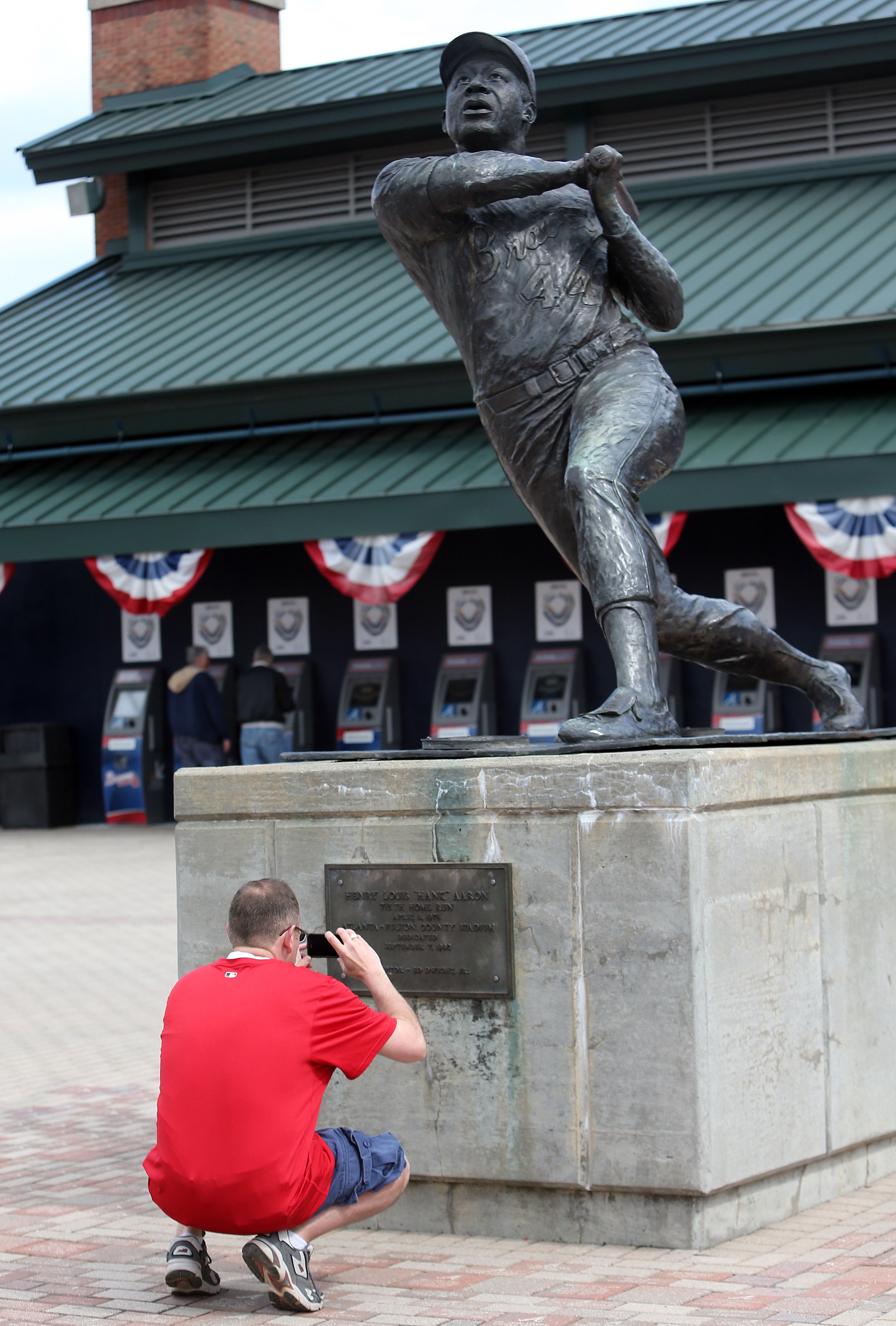 Statues outside Wrigley Field removed for refurbishing — will