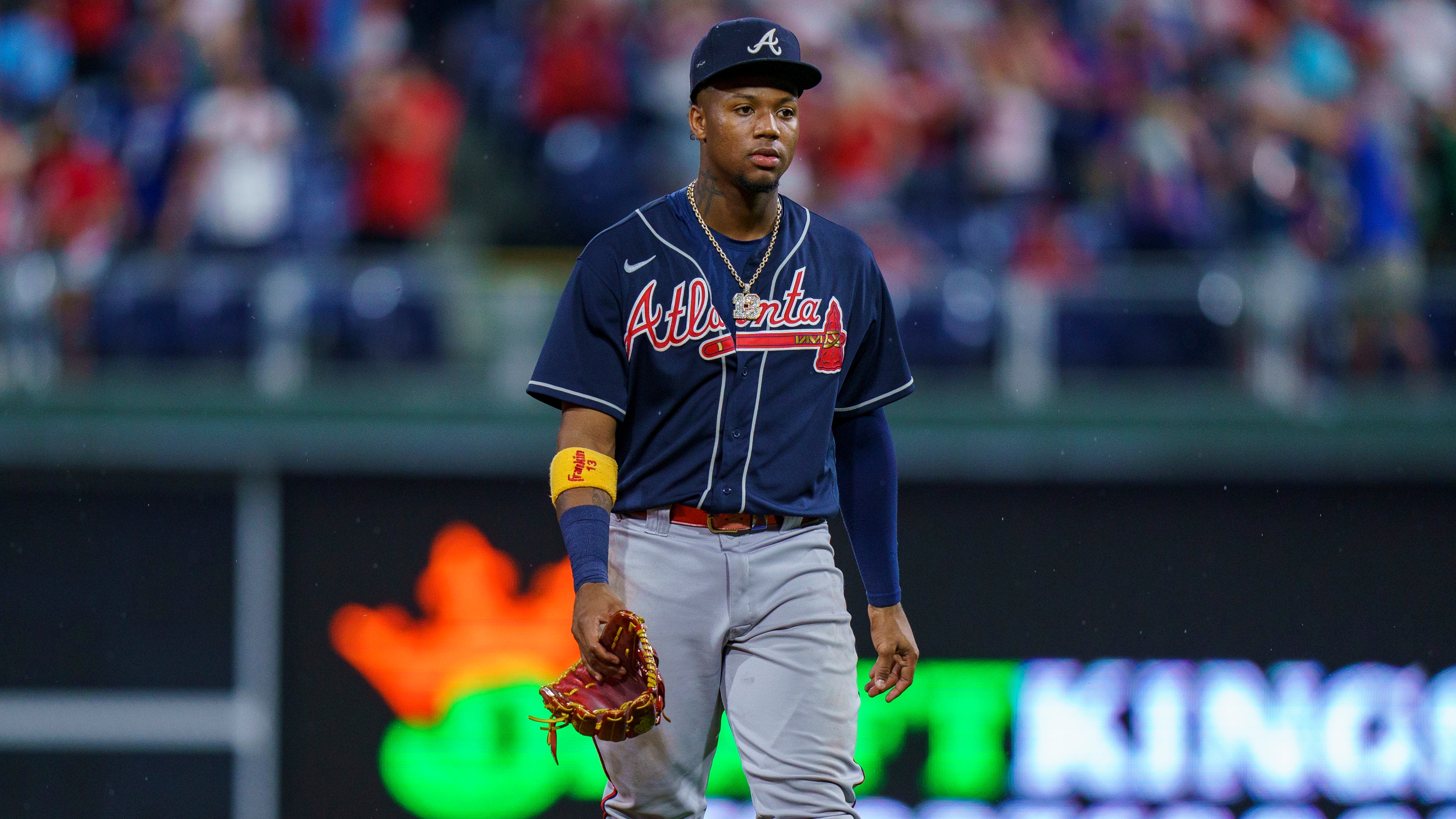 Ozzie Albies MASHES WALK OFF HOMER as Braves ties Phillies for