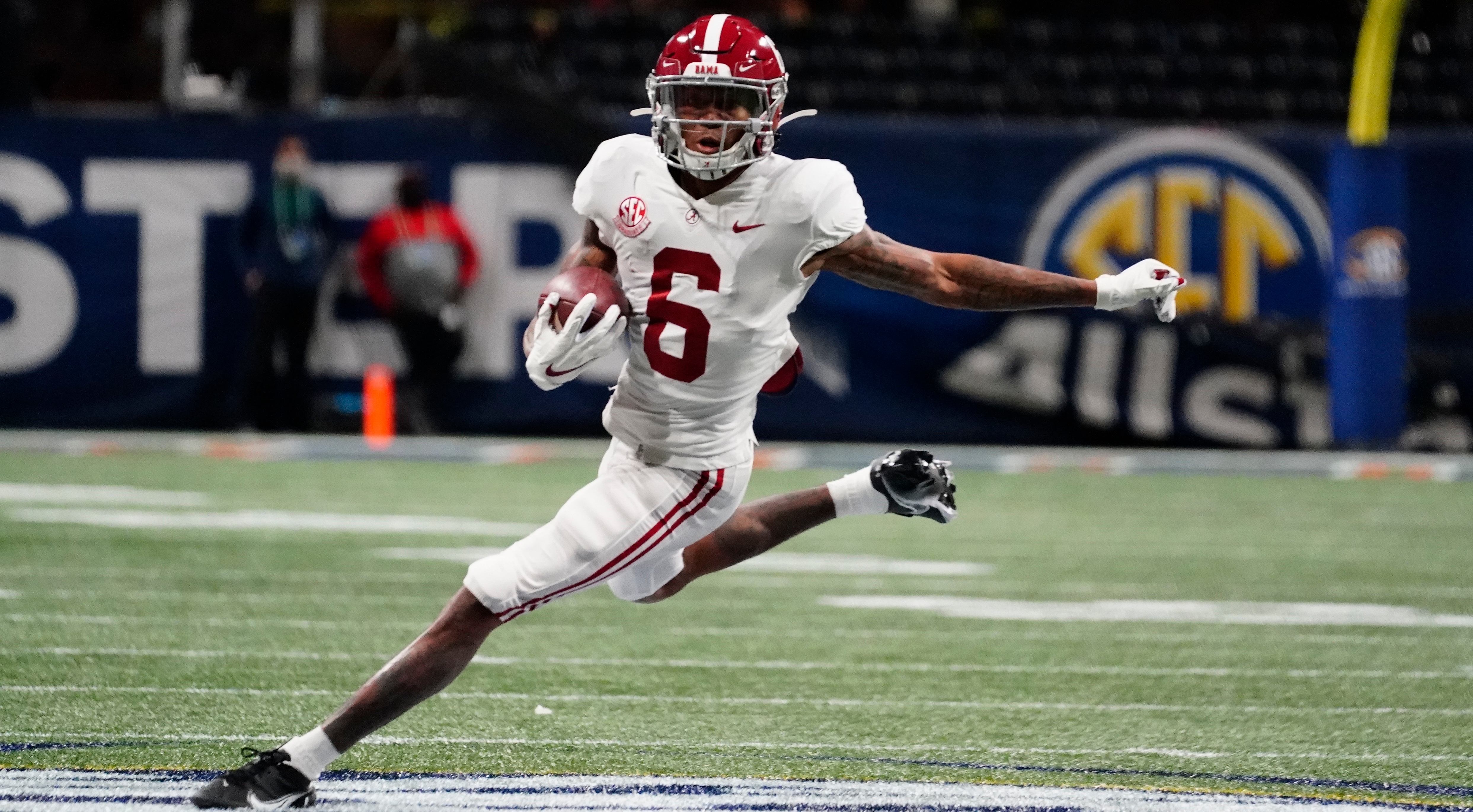 Injury Update For Alabama Wide Receiver DeVonta Smith - The Spun: What's  Trending In The Sports World Today