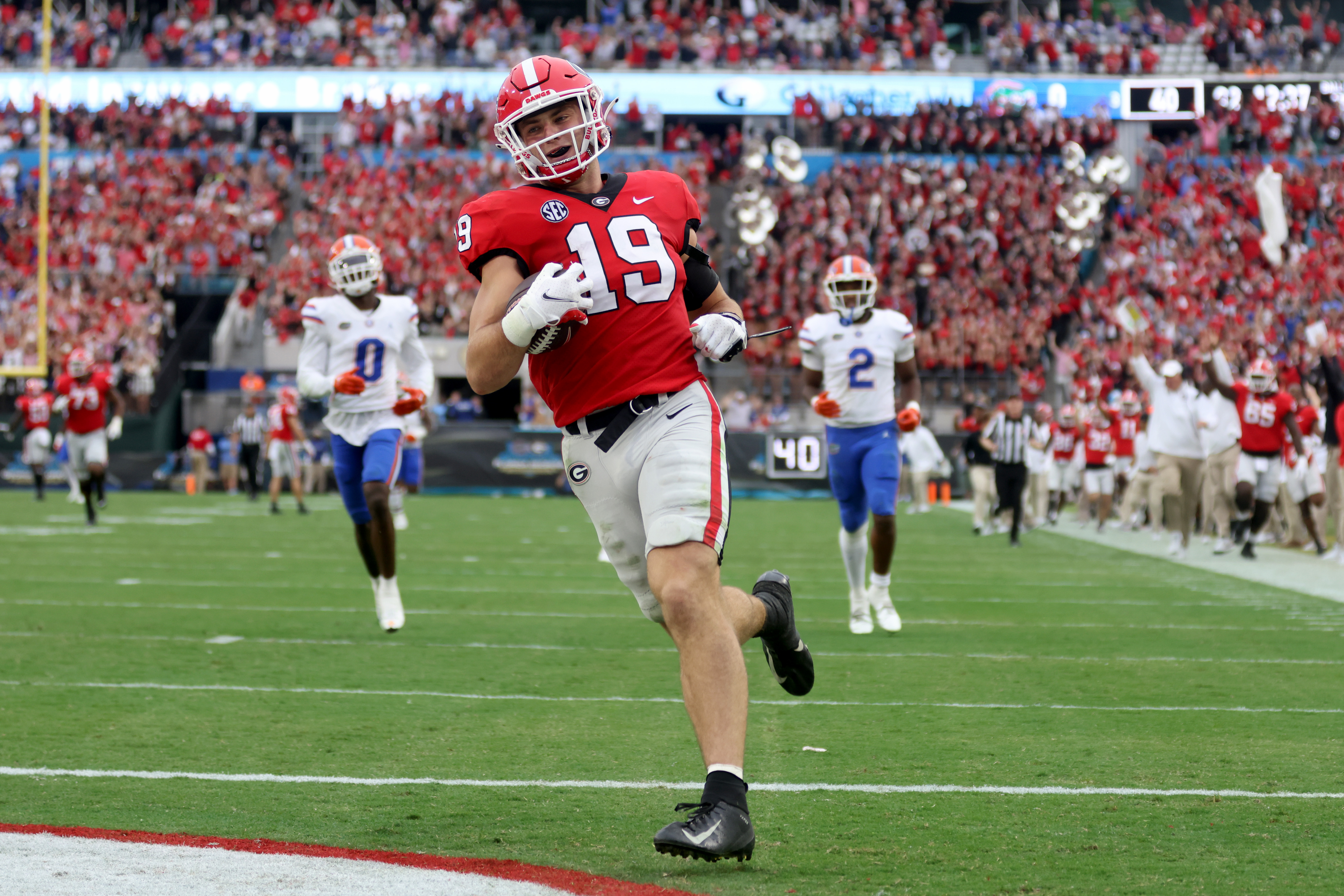 Georgia tight end Brock Bowers, front right, has his face mask