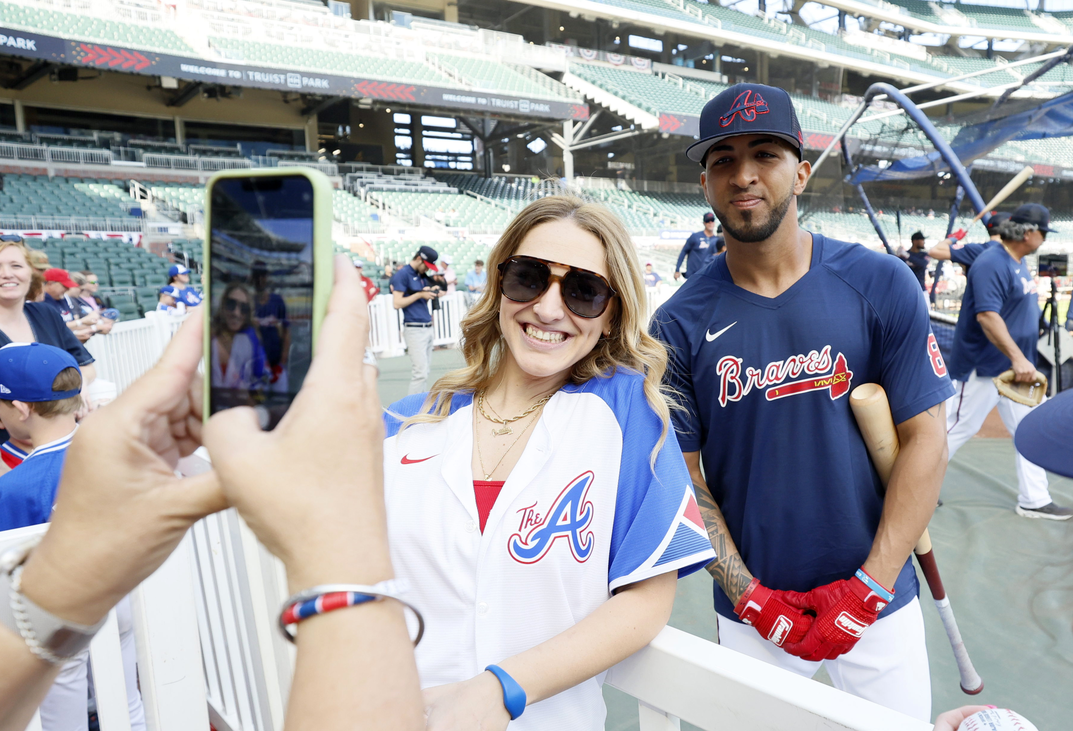 Eddie Rosario's HR gives Braves sweep of Reds