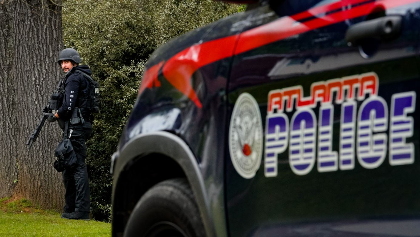 Cops SWAT standoff at SW Atlanta apartment ends; gunman taken into custody