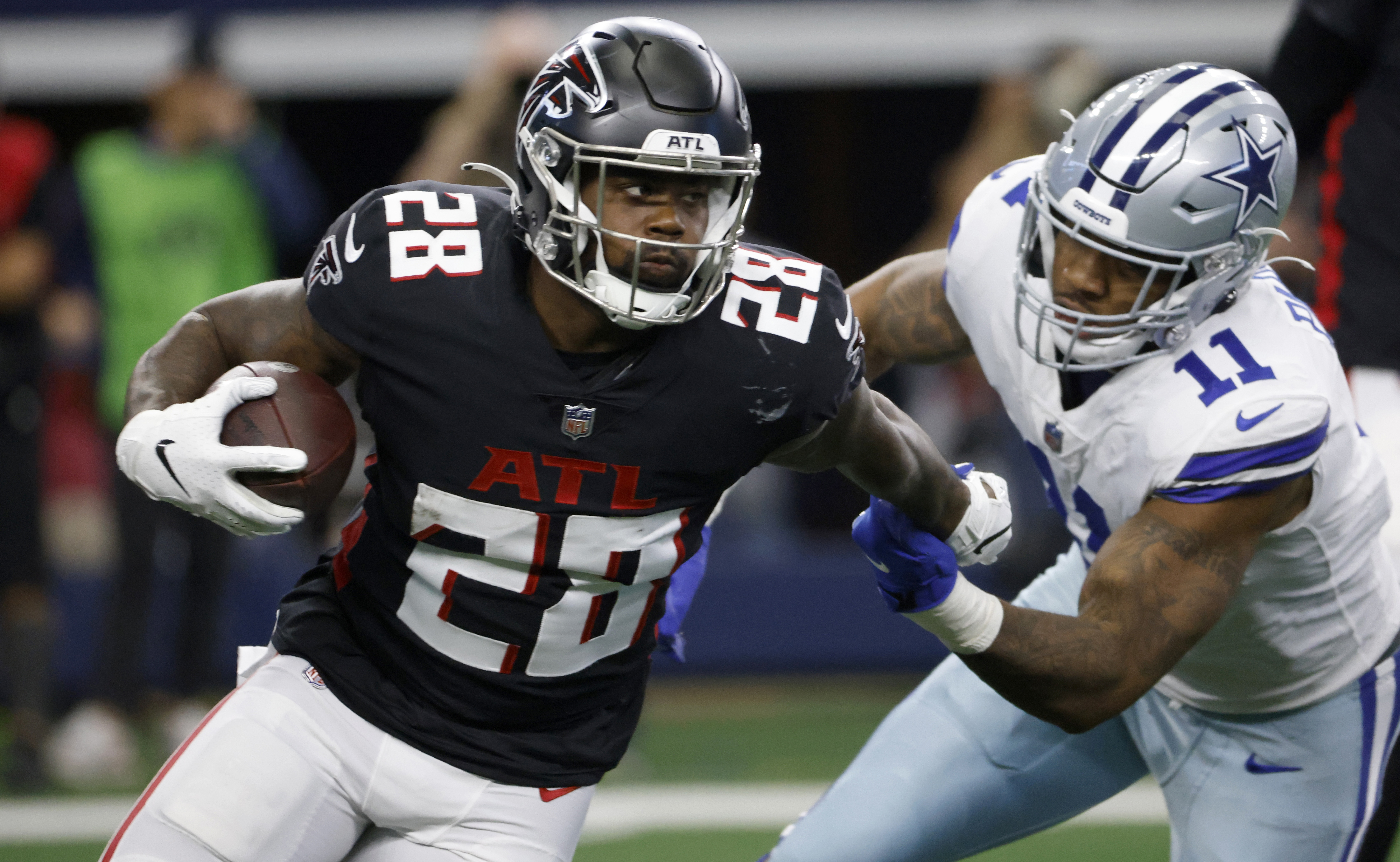 Atlanta Falcons running back Mike Davis (28) lines up in the