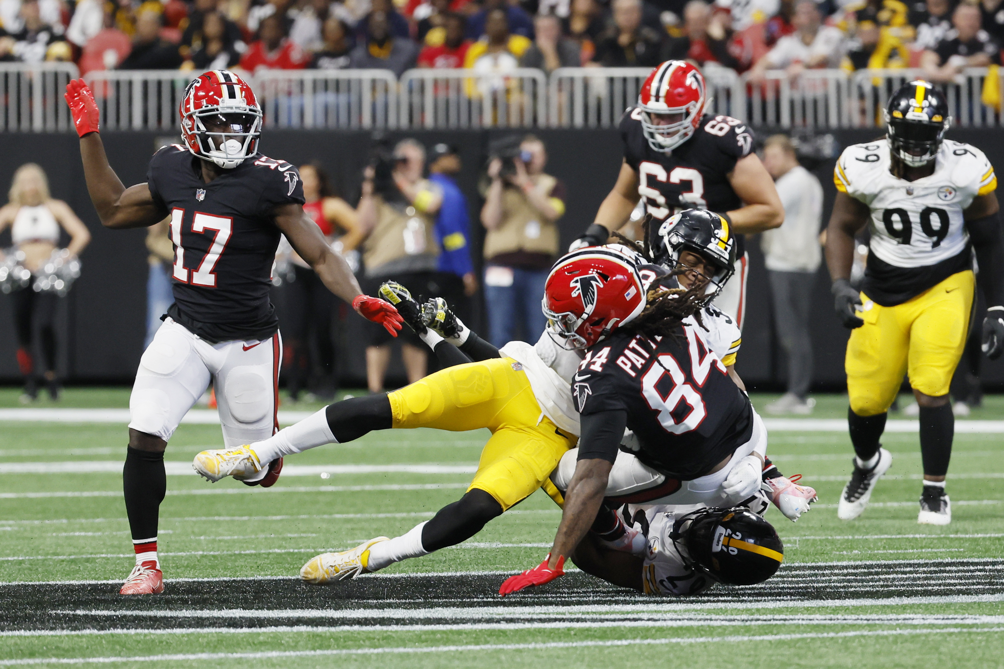 ATLANTA, GA – DECEMBER 04: Pittsburgh quarterback Kenny Pickett (8) under  center during the NFL game between the Pittsburgh Steelers and the Atlanta  Falcons on December 4th, 2022 at Mercedes-Benz Stadium in