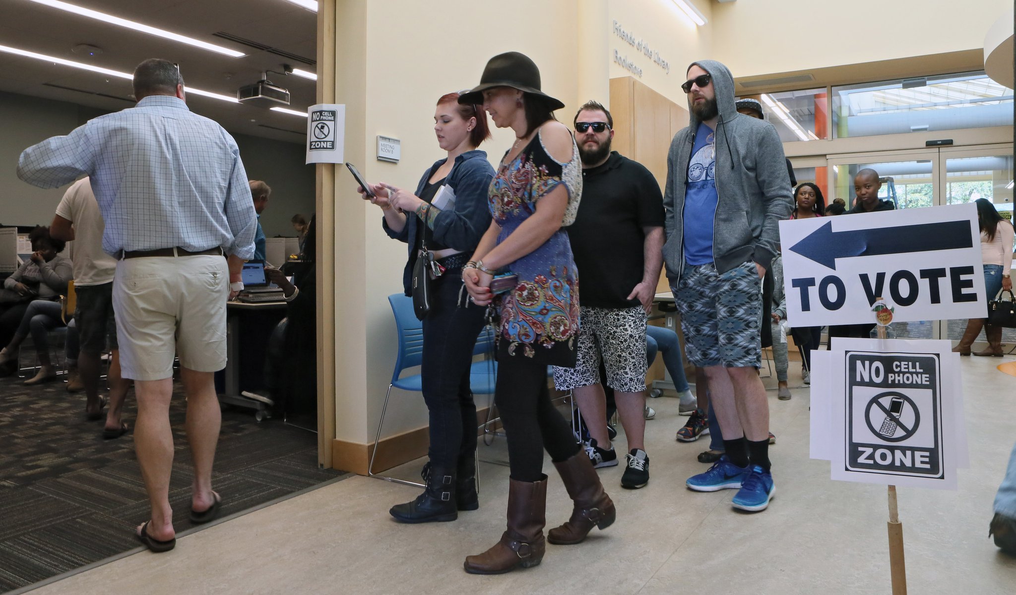November 4, 2016 - Atlanta - Lines stretch out the door of the Southeast Atlanta Library this morning on the last day of early voting before election day on Tuesday. BOB ANDRES /BANDRES@AJC.COM