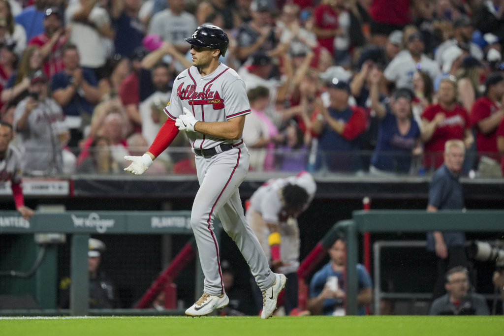 De La Cruz goes for cycle and Votto hits 2 clutch homers as streaking Reds  stop Braves 11-10