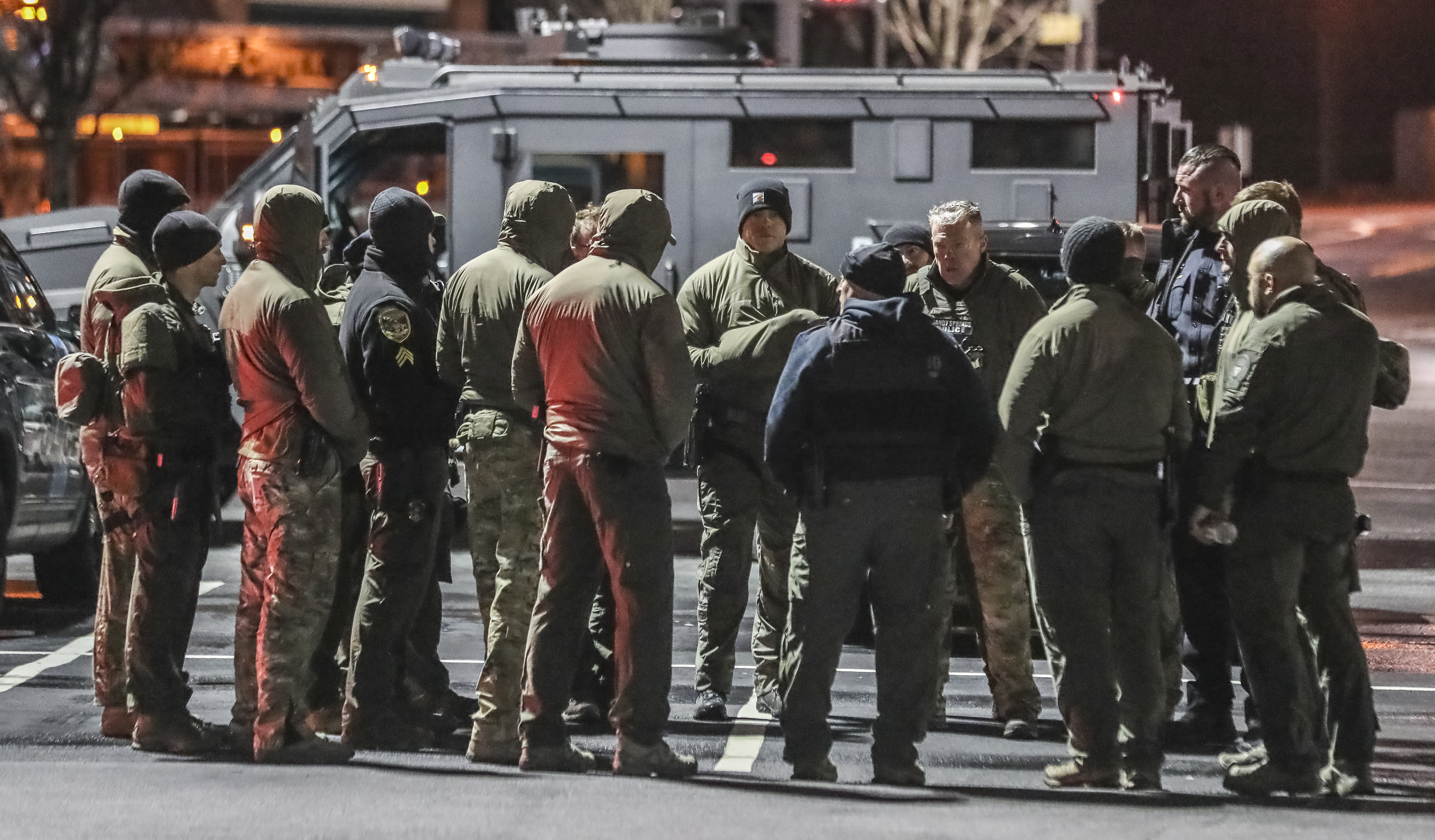 February 19, 2021 Johns Creek: A suspect in five Sandy Springs restaurant burglaries was taken into custody Friday morning, Feb. 19, 2021 after SWAT officers surrounded him on the roof of a LongHorn Steakhouse in Johns Creek. The standoff ended peacefully about 6 a.m., four hours after a tripped burglary alarm took the first officers to the Medlock Bridge Road restaurant. Johns Creek police believe the suspect was attempting a sixth burglary when he was confronted by the officers and hid on the roof, Sgt. Tyler Seymour said. He was later identified as 28-year-old Jah’msid Nieem Ci’heed Johnson of Conyers. “My understanding is the individual was using power tools inside we believe, obviously, to try to access some type of safe or item inside the management office,” Seymor told The Atlanta Journal-Constitution from the scene Friday morning. Johns Creek police arrived at the steakhouse about 2 a.m. after being contacted by a security company. They determined someone had forced their way inside after spotting a broken door, Seymour said. “Upon approaching the broken door, they did realize the suspect was trying to exit out of the other side of the business, at which point the subject retreated back inside,” he said. Seymour said the man used a ladder to climb onto the roof of a storage area behind the restaurant, where he was eventually taken into custody by the North Metro SWAT Team. Johnson was taken to a hospital to be checked for any injury due to frigid weather conditions, Seymour said. Temperatures dipped into the 30s early Friday. Earlier this week, police in Sandy Springs asked for the public’s help to identify a “serial burglar” responsible for several restaurant break-ins reported early Saturday morning. In each case, the burglar smashed a front door and took money once inside, according to police. A similar method was used to break into the LongHorn, Seymour confirmed. After interviewing the man Friday morning, Sandy Springs detectives annou