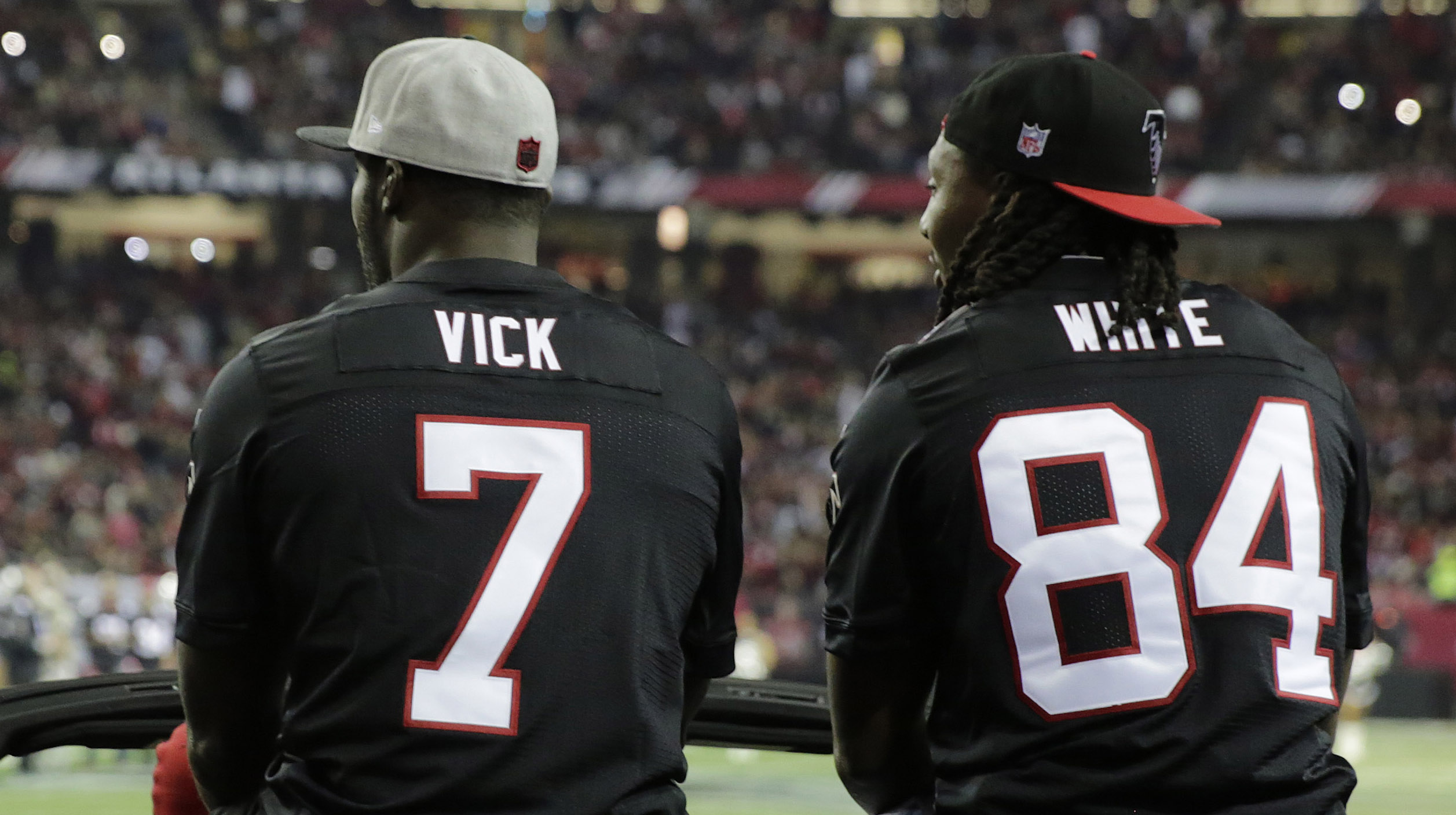 Watch: Atlanta Falcons Honor Mike Vick, Roddy White At Retirement