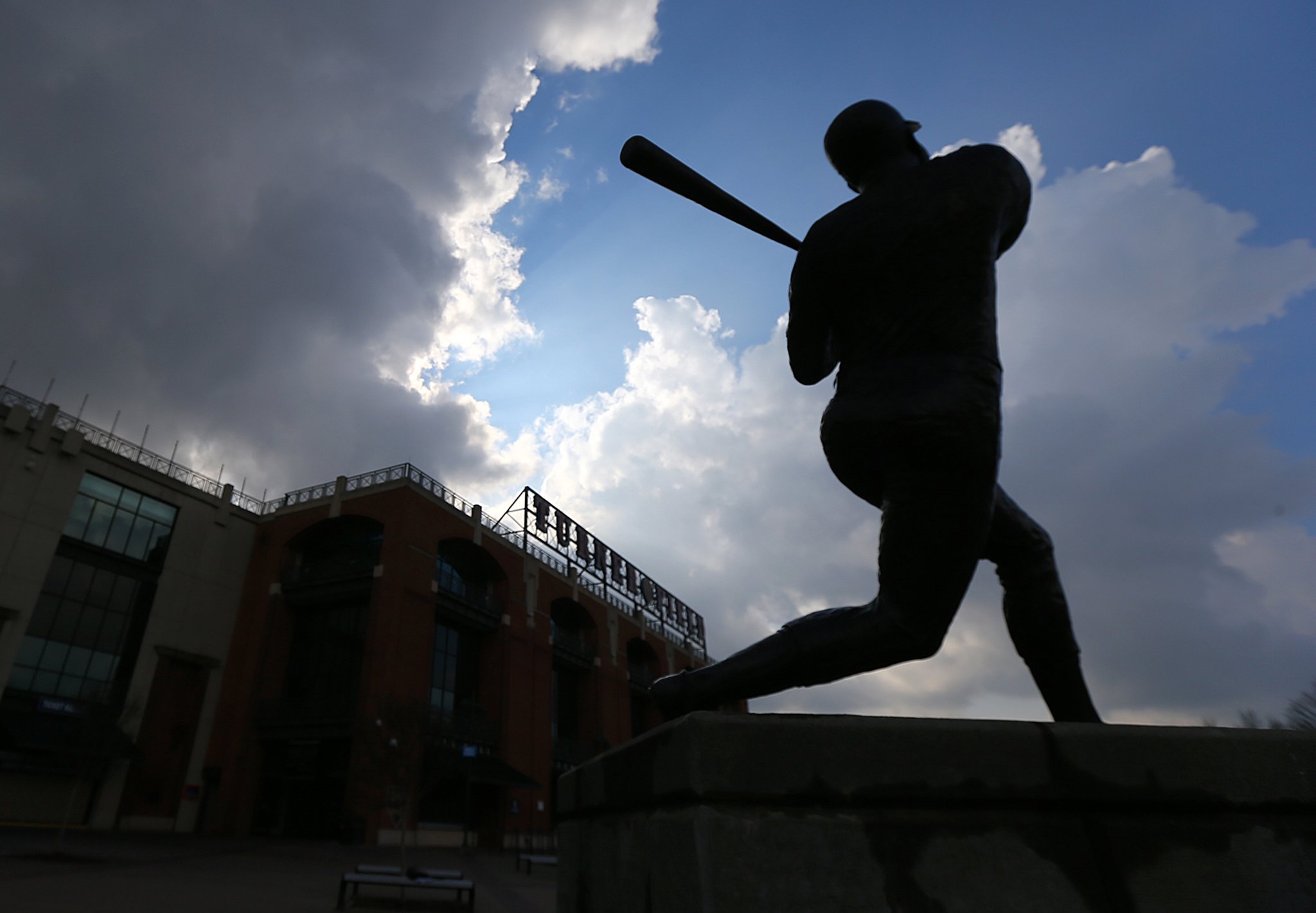 Turner Field's Hank Aaron statue won't follow Braves to new ballpark