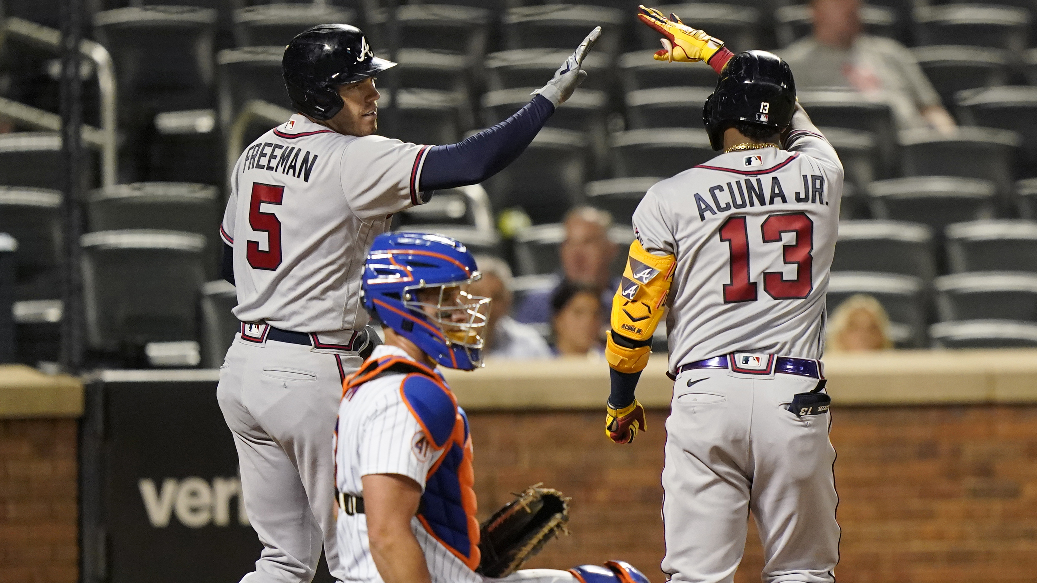 Mets' Pete Alonso snaps his bat after strikeout vs. Yankees