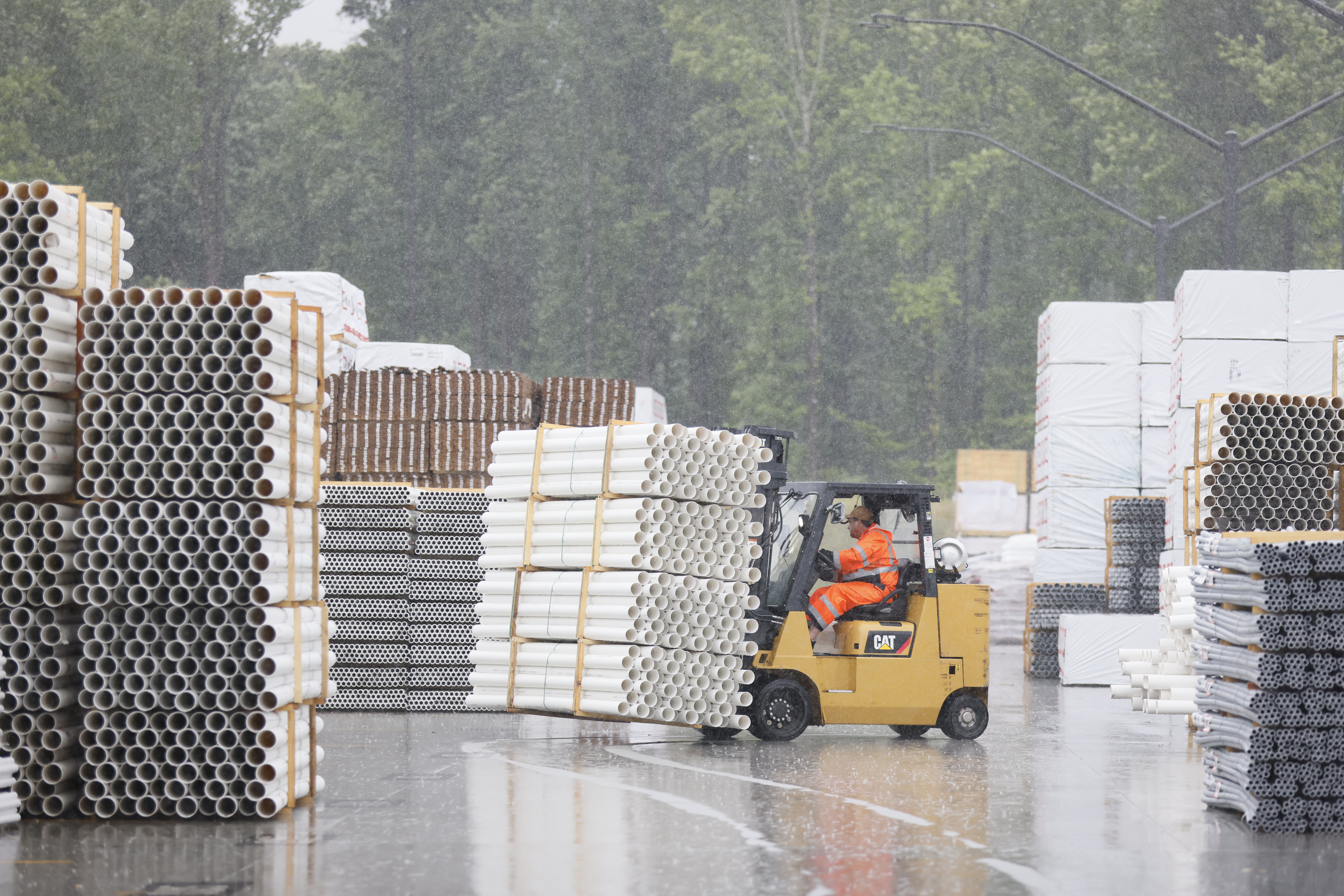 Regardless of the weather, the warehouse does not stop working, with three shifts a day, operations are carried out by more than two hundred workers. Monday, May 23, 2022. Miguel Martinez / miguel.martinezjimenez@ajc.com