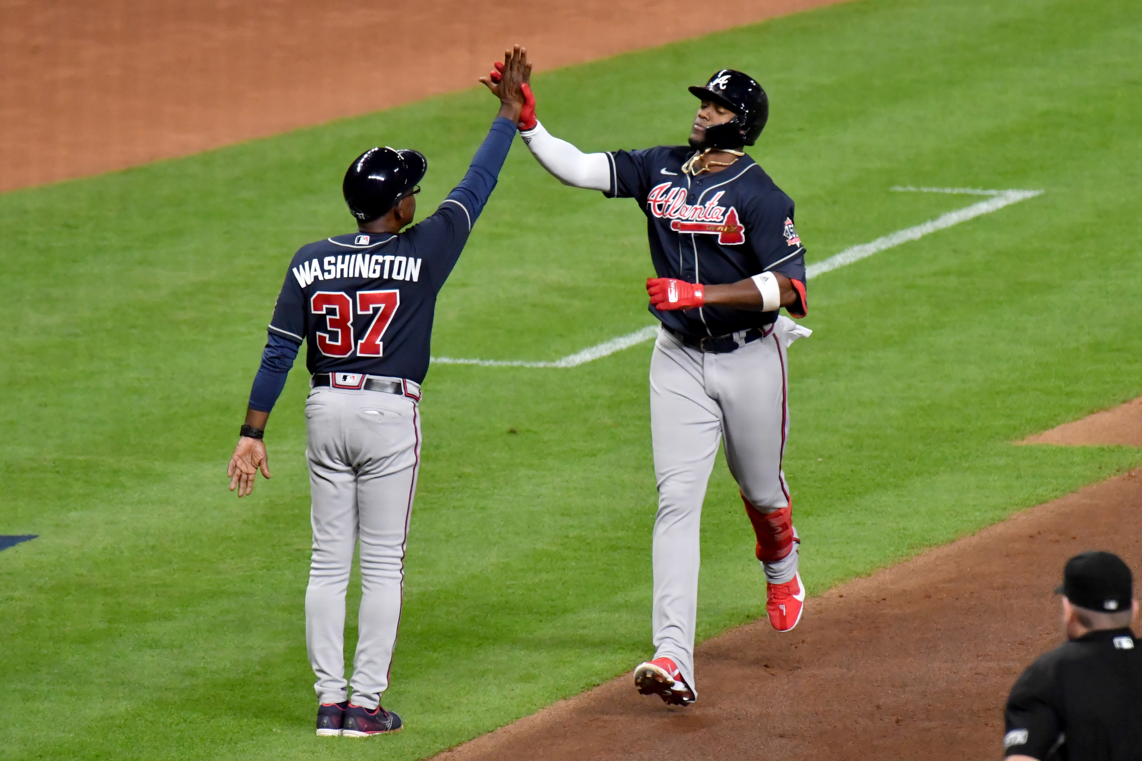 Ozzie Albies gets America free Taco Bell tacos after stealing base in World  Series