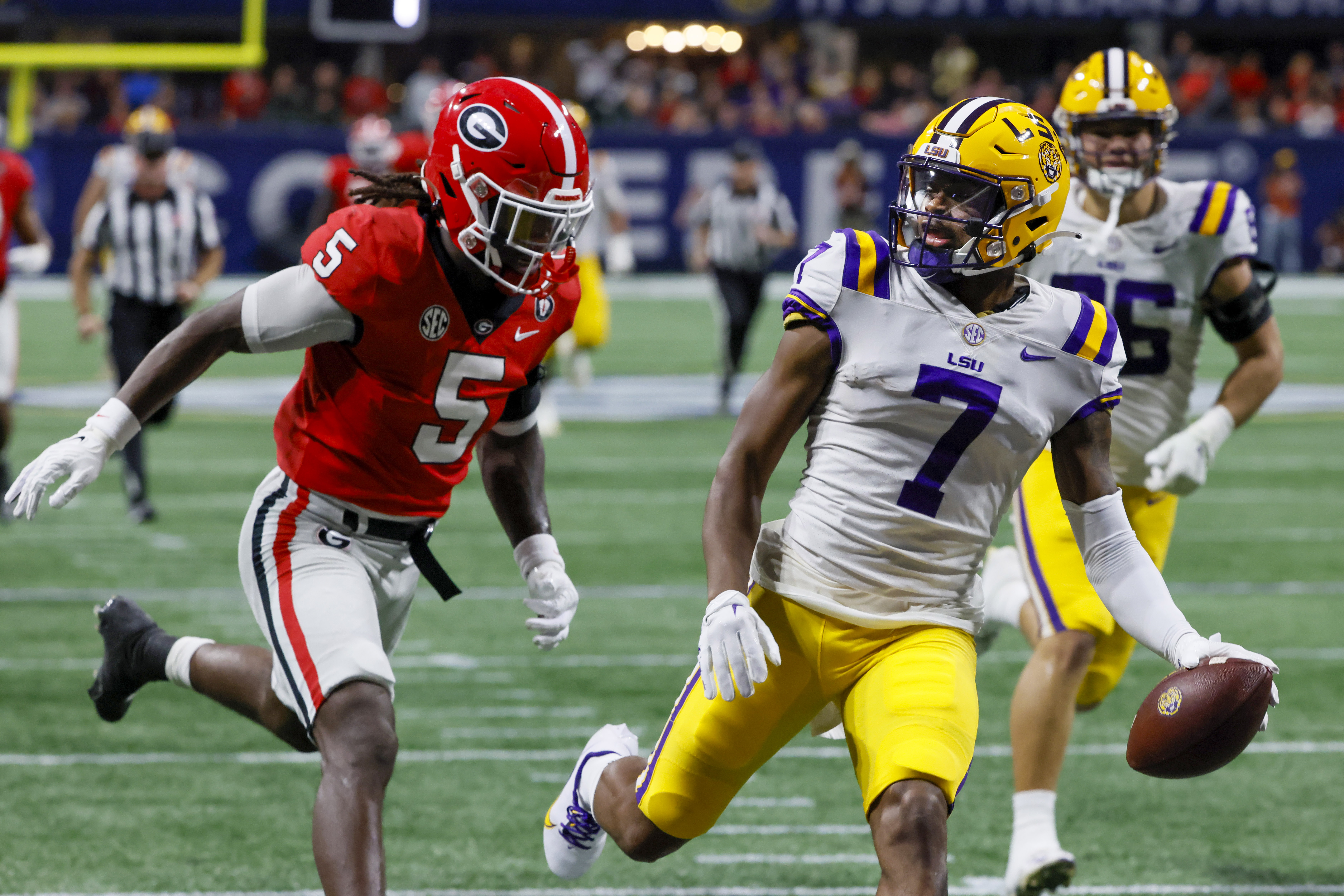 CFP National Championship: Georgia Bulldogs Eat Wings on Sidelines (VIDEO)