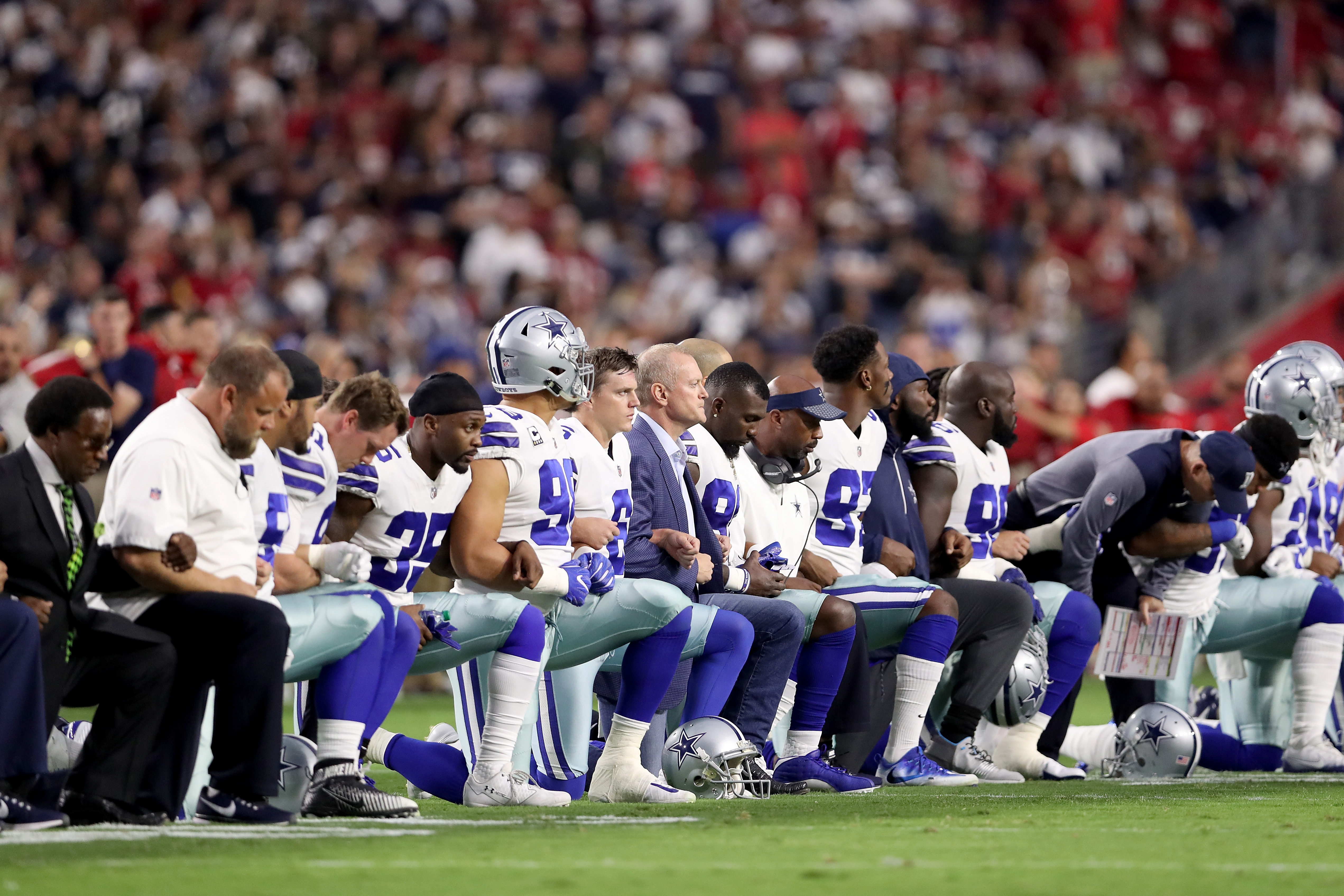 NFL Teams Showcase Moment of Unity During National Anthem – The Hollywood  Reporter