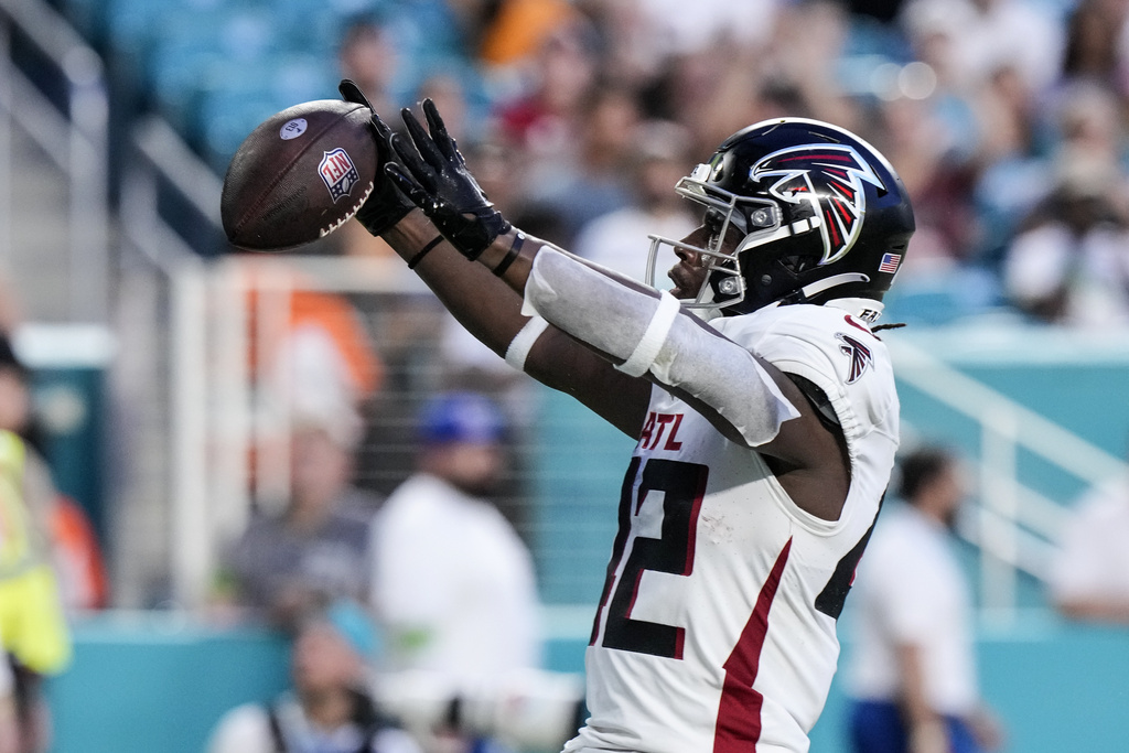 Atlanta Falcons cornerback Mike Hughes (21) runs onto the field