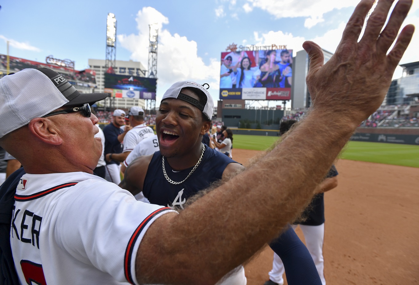 Watch: Braves' Charlie Culberson autographs shirt on baby at