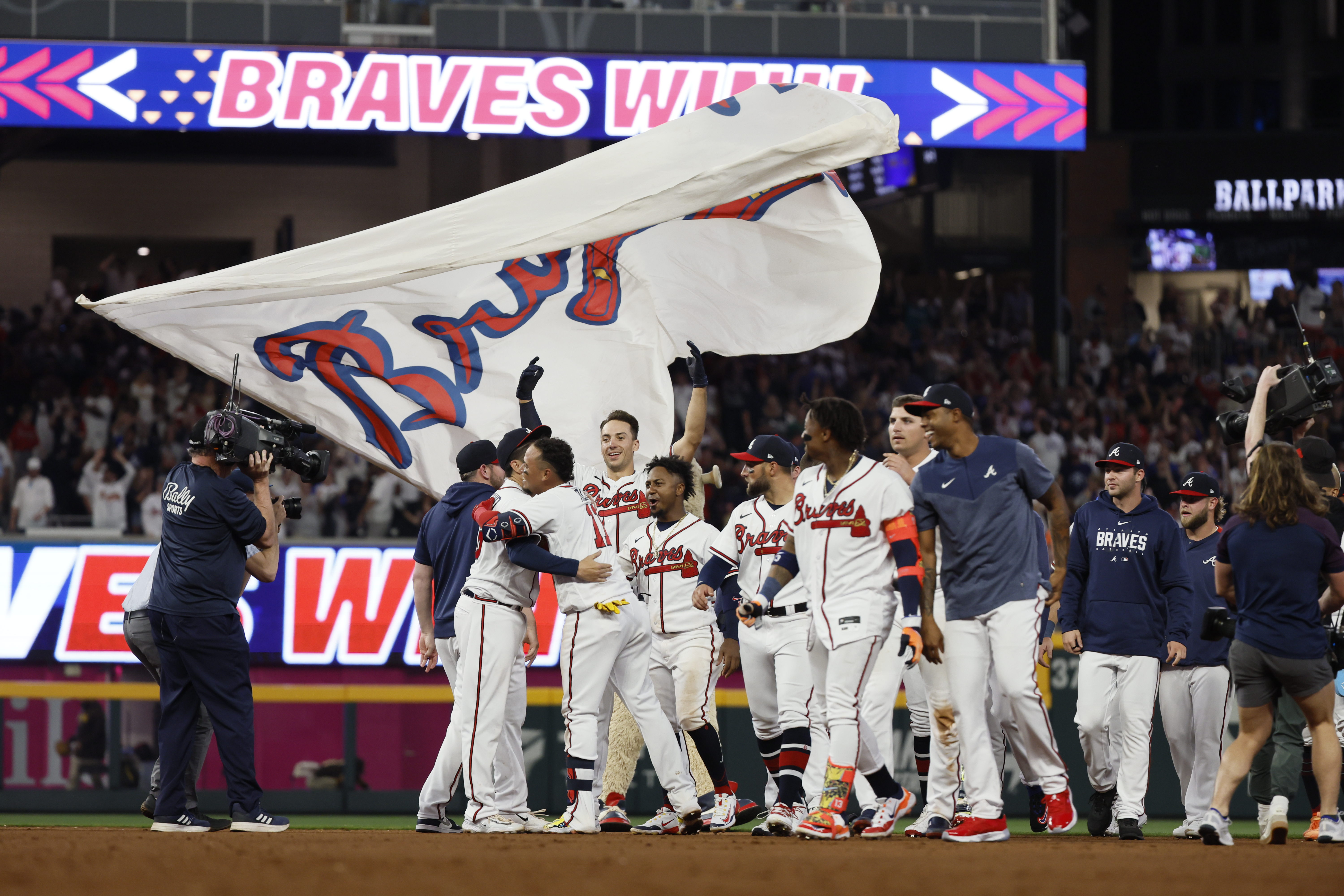 Arcia's walk-off single gives Braves 7-6 win over Padres