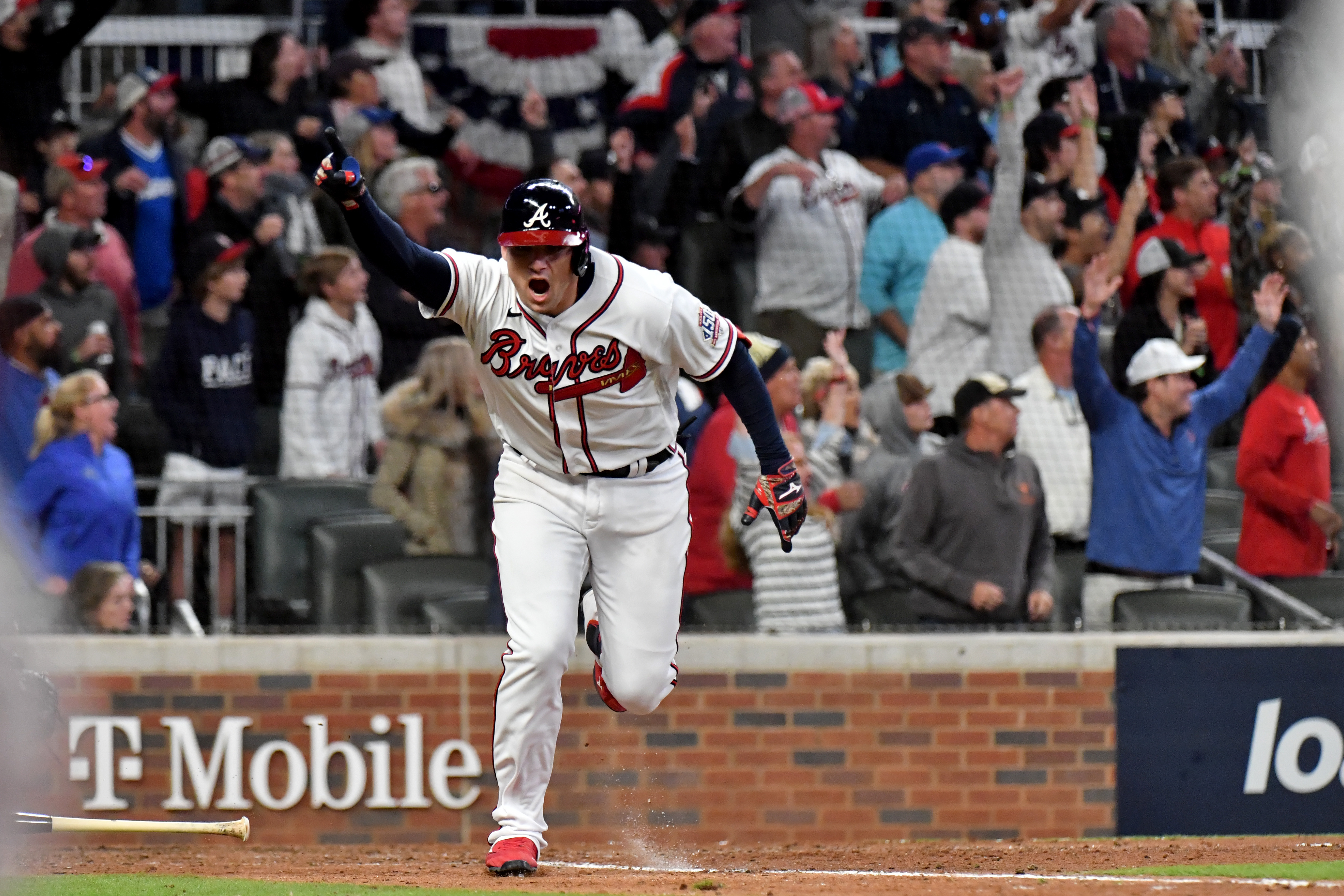 Hot GIF Action: Braves Celebrate Freeman's Homer