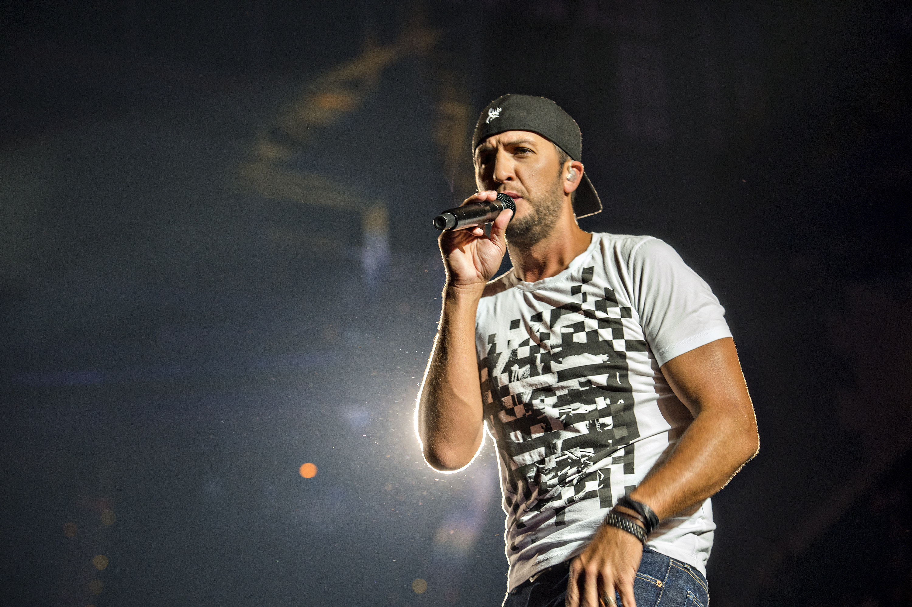 Concert Review Luke Bryan Charms Atlanta With Party Songs - country girl shake it for me luke bryan roblox id