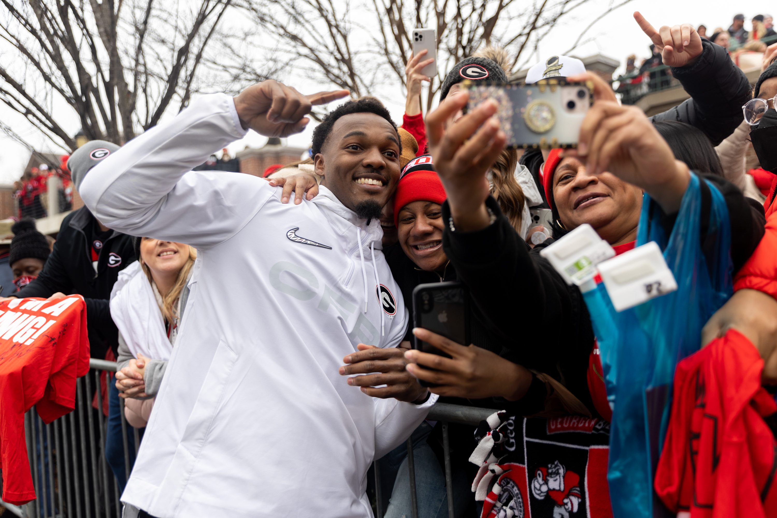 BREAKING: Nation's No. 1 ILB Nakobe Dean has made his college decision