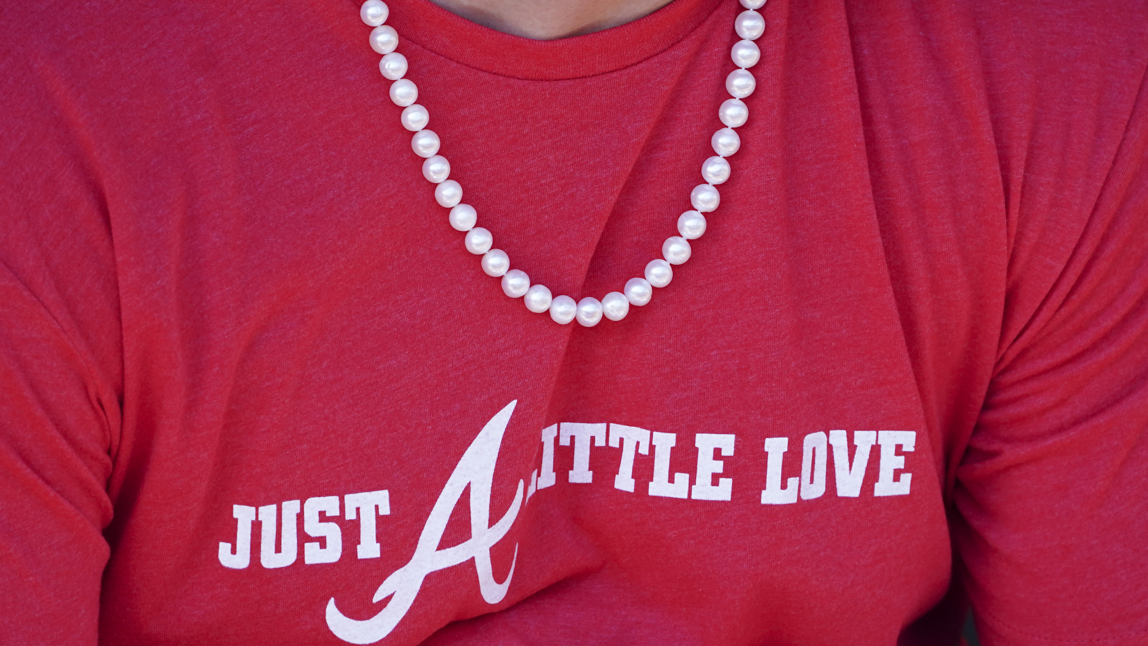 In Atlanta, it's Joctoberfest! Pederson's pearls a hit with Braves fans
