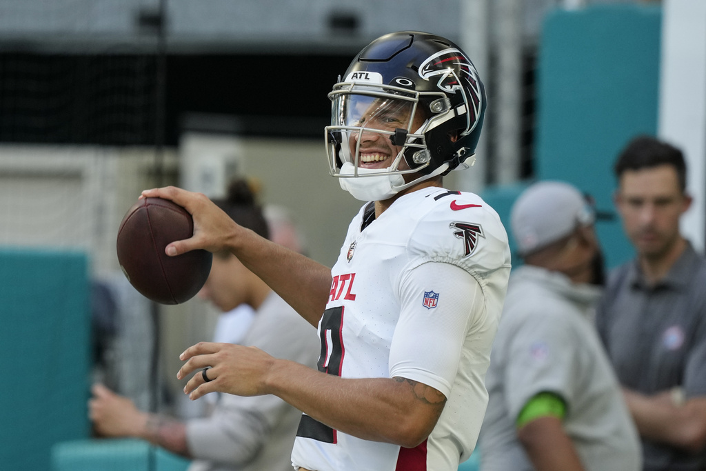 Atlanta Falcons quarterback Taylor Heinicke (4) high fives Atlanta Falcons  offensive lineman Ryan Neuzil (64) as they practice on the field before an  NFL pre-season football game against the Miami Dolphins, Friday