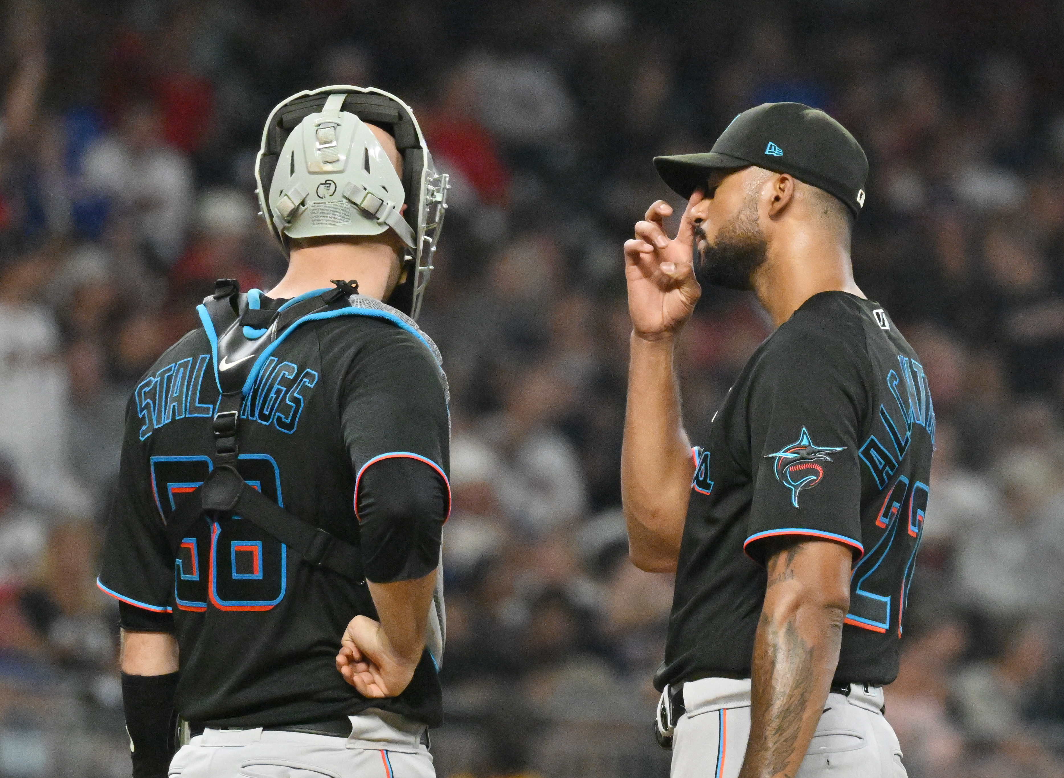 D'Arnaud hits 2 of Braves' 5 homers in 8-1 win over Marlins