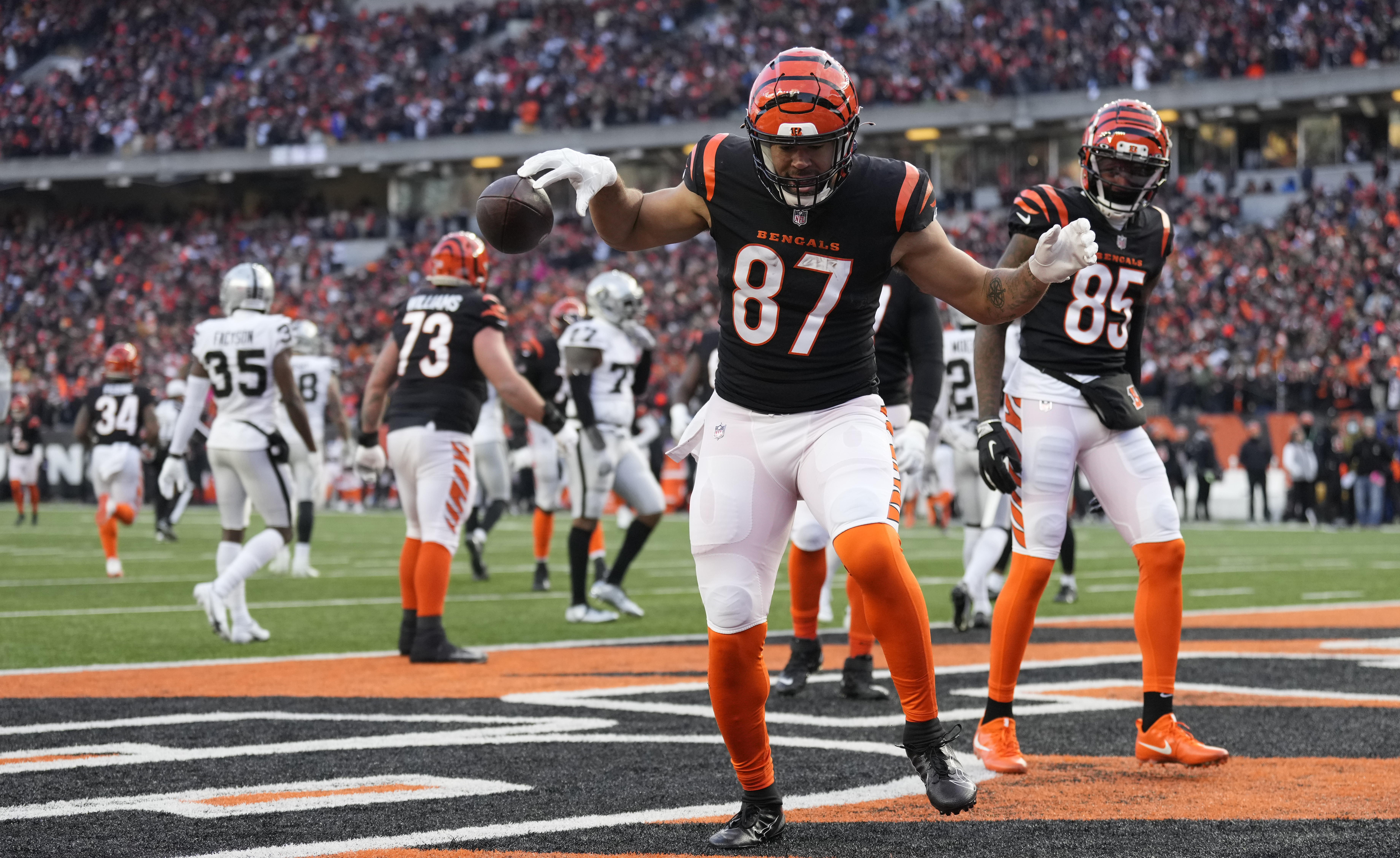 Bengals' Uzomah carted off field with knee injury