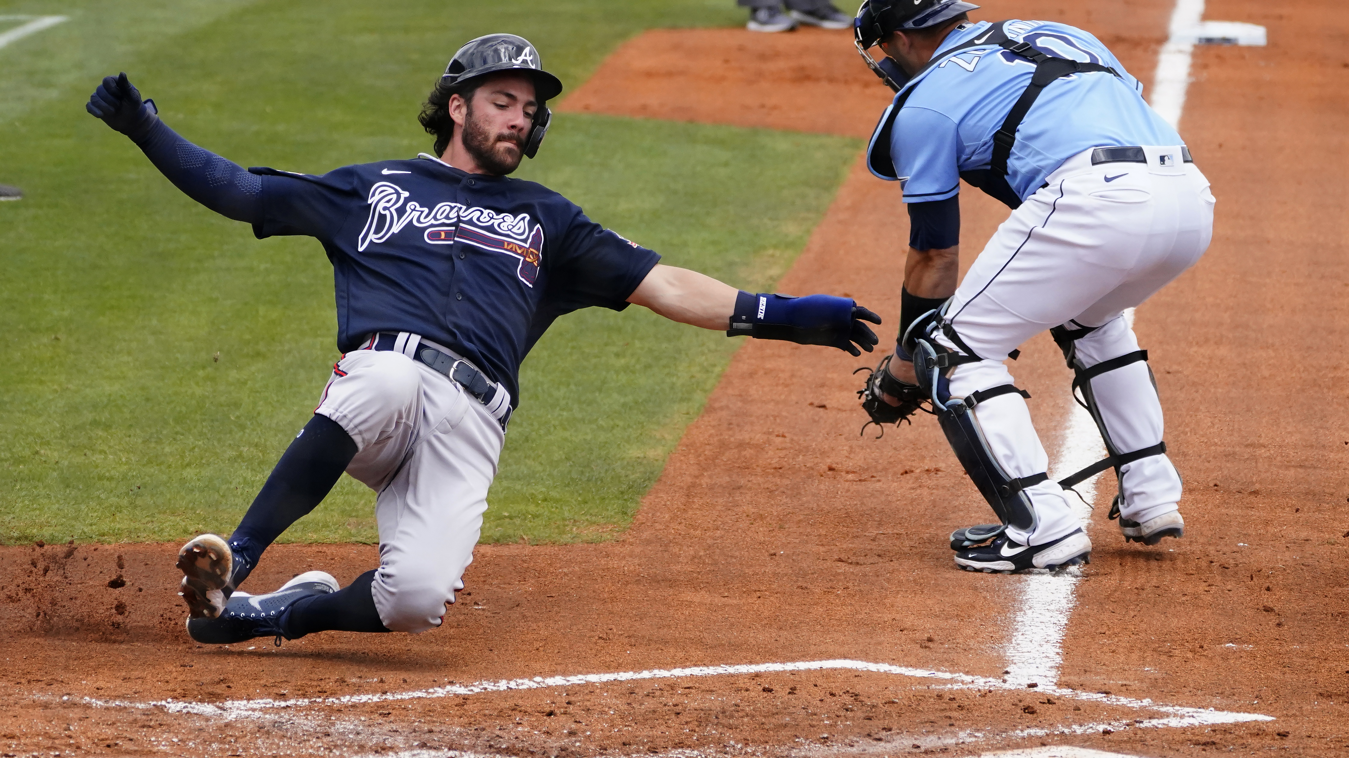 Dansby Swanson dealing with left side tightness