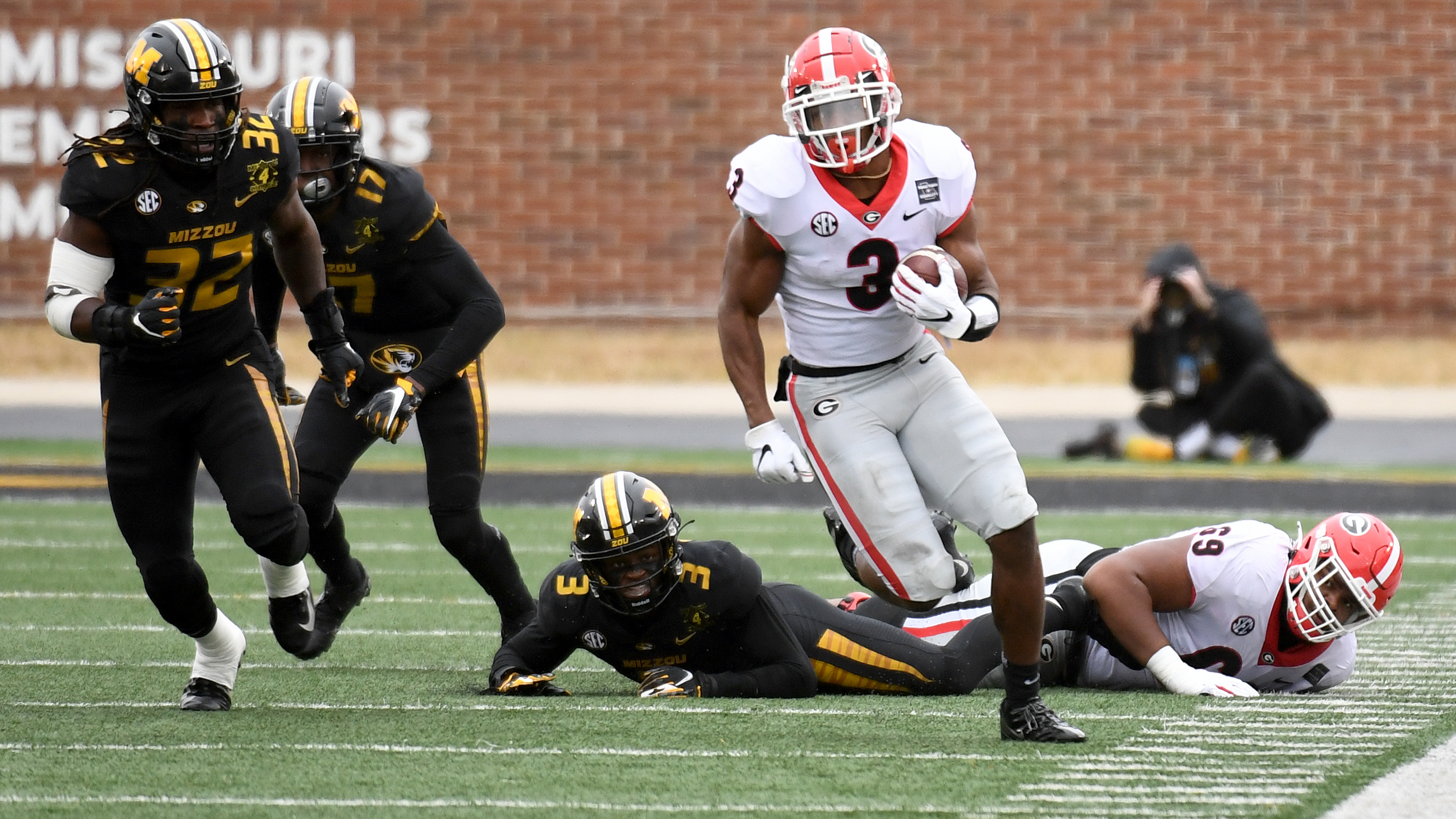 Georgia running back Zamir White (3) runs with the ball during the first half against Missouri Saturday, Dec. 12, 2020, in Columbia, Mo. (L.G. Patterson/AP)